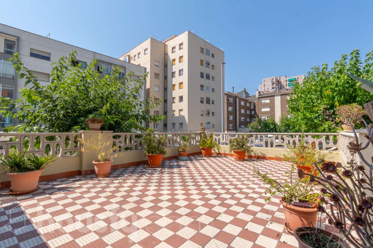 Housfy vende 🏡 fabulosa planta baja esquinera con gran terraza, local con acceso directo y plaza de garaje Antes de entrar en esta vivienda ya se percibe que no es una planta baja cualquiera. Se trata de una planta baja esquinera, totalmente exterior, que destaca por su luminosidad, amplitud y la comodidad de tener todos los espacios en una sola planta. La vivienda dispone de dos dormitorios y dos baños completos, con una distribución práctica y acogedora. El salón, amplio y muy luminoso, tiene acceso directo a una magnífica terraza privada de 40 m², perfecta para disfrutar de comidas al aire libre, crear una zona de relax o simplemente aprovechar un espacio exterior durante todo el año. Uno de los grandes valores añadidos de esta propiedad es su local o almacén, situado en la misma planta y comunicado directamente con la vivienda, además de contar con salida independiente a la calle. Un espacio muy versátil que puede destinarse a almacén, despacho, estudio, gimnasio o cualquier otro uso que se adapte a las necesidades del nuevo propietario. La vivienda incluye además una plaza de garaje en el mismo edificio, aportando un extra de comodidad en el día a día. Una oportunidad diferente, ideal para quienes buscan una vivienda cómoda, luminosa y con un espacio adicional que ofrece múltiples posibilidades. Contacta con nosotros para más información o para concertar una visita. Te encantará. Aviso legal El precio de venta no incluye gastos de la compraventa como notaría, registro, impuestos, ni tampoco honorarios agencia. Esta publicación no es vinculante. Consulta siempre la nota simple con Housfy antes de formalizar la compraventa. Sobre nosotros Housfy es la plataforma integral de servicios inmobiliarios. Nuestra combinación de expertos y tecnología pone al alcance de todo el mundo servicios cómodos, claros y seguros. AICAT número: 7922. Nos encargamos de la gestión y asesoramiento de la compra. ¡Olvídate de todo! Hacemos los trámites por ti. Y, si además necesitas financiación, ponemos a tu disposición un bróker hipotecario para ayudarte a conseguir las mejores condiciones para tu perfil económico. ¿Quieres visitarla? Contacta con Housfy y agenda tu visita sin compromiso. Más información en: housfy.com-26