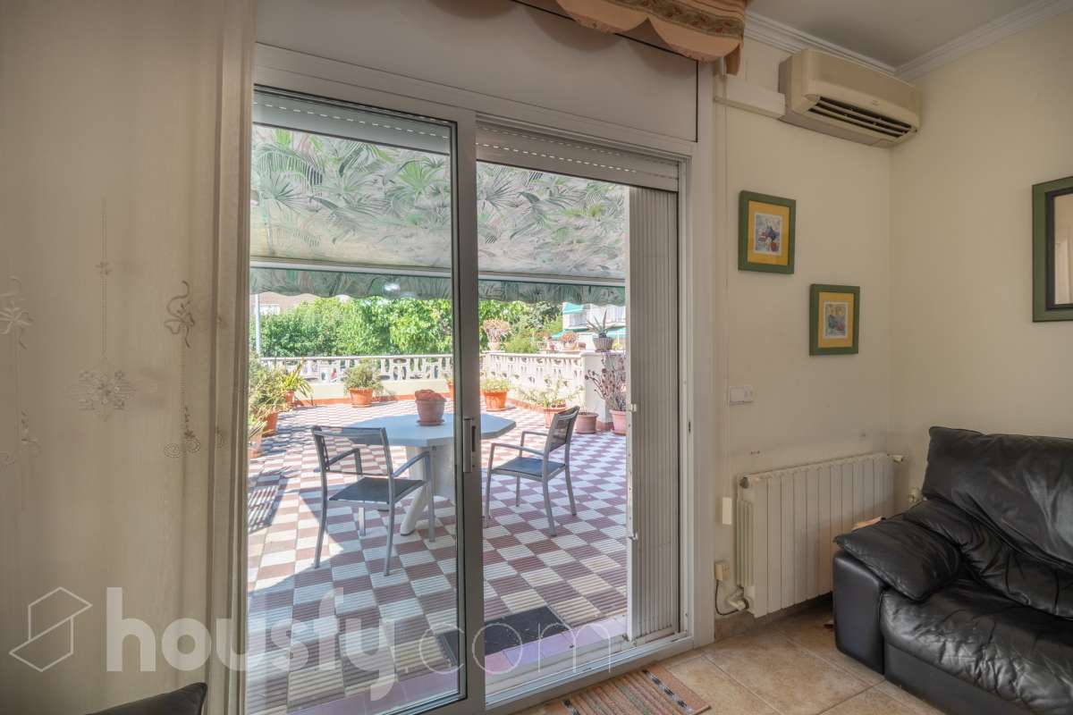 Housfy vende 🏡 fabulosa planta baja esquinera con gran terraza, local con acceso directo y plaza de garaje Antes de entrar en esta vivienda ya se percibe que no es una planta baja cualquiera. Se trata de una planta baja esquinera, totalmente exterior, que destaca por su luminosidad, amplitud y la comodidad de tener todos los espacios en una sola planta. La vivienda dispone de dos dormitorios y dos baños completos, con una distribución práctica y acogedora. El salón, amplio y muy luminoso, tiene acceso directo a una magnífica terraza privada de 40 m², perfecta para disfrutar de comidas al aire libre, crear una zona de relax o simplemente aprovechar un espacio exterior durante todo el año. Uno de los grandes valores añadidos de esta propiedad es su local o almacén, situado en la misma planta y comunicado directamente con la vivienda, además de contar con salida independiente a la calle. Un espacio muy versátil que puede destinarse a almacén, despacho, estudio, gimnasio o cualquier otro uso que se adapte a las necesidades del nuevo propietario. La vivienda incluye además una plaza de garaje en el mismo edificio, aportando un extra de comodidad en el día a día. Una oportunidad diferente, ideal para quienes buscan una vivienda cómoda, luminosa y con un espacio adicional que ofrece múltiples posibilidades. Contacta con nosotros para más información o para concertar una visita. Te encantará. Aviso legal El precio de venta no incluye gastos de la compraventa como notaría, registro, impuestos, ni tampoco honorarios agencia. Esta publicación no es vinculante. Consulta siempre la nota simple con Housfy antes de formalizar la compraventa. Sobre nosotros Housfy es la plataforma integral de servicios inmobiliarios. Nuestra combinación de expertos y tecnología pone al alcance de todo el mundo servicios cómodos, claros y seguros. AICAT número: 7922. Nos encargamos de la gestión y asesoramiento de la compra. ¡Olvídate de todo! Hacemos los trámites por ti. Y, si además necesitas financiación, ponemos a tu disposición un bróker hipotecario para ayudarte a conseguir las mejores condiciones para tu perfil económico. ¿Quieres visitarla? Contacta con Housfy y agenda tu visita sin compromiso. Más información en: housfy.com-6