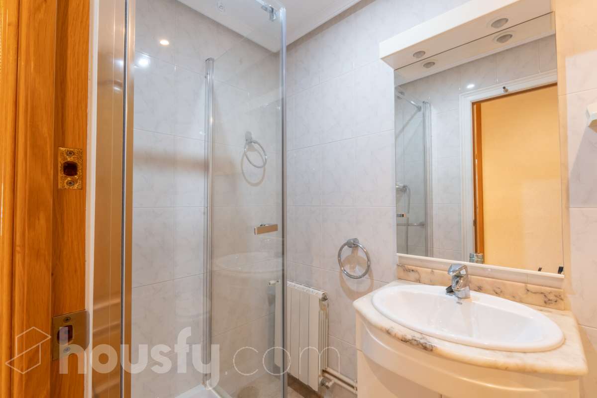 Housfy vende 🏡 fabulosa planta baja esquinera con gran terraza, local con acceso directo y plaza de garaje Antes de entrar en esta vivienda ya se percibe que no es una planta baja cualquiera. Se trata de una planta baja esquinera, totalmente exterior, que destaca por su luminosidad, amplitud y la comodidad de tener todos los espacios en una sola planta. La vivienda dispone de dos dormitorios y dos baños completos, con una distribución práctica y acogedora. El salón, amplio y muy luminoso, tiene acceso directo a una magnífica terraza privada de 40 m², perfecta para disfrutar de comidas al aire libre, crear una zona de relax o simplemente aprovechar un espacio exterior durante todo el año. Uno de los grandes valores añadidos de esta propiedad es su local o almacén, situado en la misma planta y comunicado directamente con la vivienda, además de contar con salida independiente a la calle. Un espacio muy versátil que puede destinarse a almacén, despacho, estudio, gimnasio o cualquier otro uso que se adapte a las necesidades del nuevo propietario. La vivienda incluye además una plaza de garaje en el mismo edificio, aportando un extra de comodidad en el día a día. Una oportunidad diferente, ideal para quienes buscan una vivienda cómoda, luminosa y con un espacio adicional que ofrece múltiples posibilidades. Contacta con nosotros para más información o para concertar una visita. Te encantará. Aviso legal El precio de venta no incluye gastos de la compraventa como notaría, registro, impuestos, ni tampoco honorarios agencia. Esta publicación no es vinculante. Consulta siempre la nota simple con Housfy antes de formalizar la compraventa. Sobre nosotros Housfy es la plataforma integral de servicios inmobiliarios. Nuestra combinación de expertos y tecnología pone al alcance de todo el mundo servicios cómodos, claros y seguros. AICAT número: 7922. Nos encargamos de la gestión y asesoramiento de la compra. ¡Olvídate de todo! Hacemos los trámites por ti. Y, si además necesitas financiación, ponemos a tu disposición un bróker hipotecario para ayudarte a conseguir las mejores condiciones para tu perfil económico. ¿Quieres visitarla? Contacta con Housfy y agenda tu visita sin compromiso. Más información en: housfy.com-14