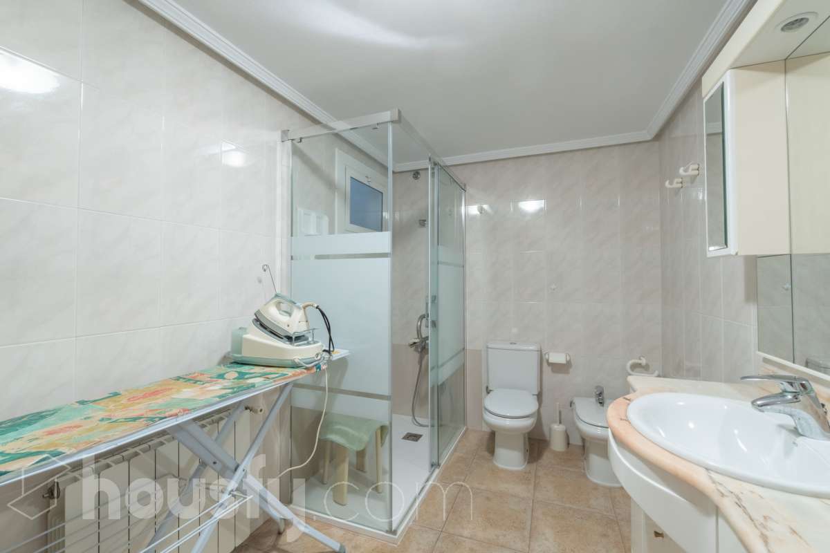 Housfy vende 🏡 fabulosa planta baja esquinera con gran terraza, local con acceso directo y plaza de garaje Antes de entrar en esta vivienda ya se percibe que no es una planta baja cualquiera. Se trata de una planta baja esquinera, totalmente exterior, que destaca por su luminosidad, amplitud y la comodidad de tener todos los espacios en una sola planta. La vivienda dispone de dos dormitorios y dos baños completos, con una distribución práctica y acogedora. El salón, amplio y muy luminoso, tiene acceso directo a una magnífica terraza privada de 40 m², perfecta para disfrutar de comidas al aire libre, crear una zona de relax o simplemente aprovechar un espacio exterior durante todo el año. Uno de los grandes valores añadidos de esta propiedad es su local o almacén, situado en la misma planta y comunicado directamente con la vivienda, además de contar con salida independiente a la calle. Un espacio muy versátil que puede destinarse a almacén, despacho, estudio, gimnasio o cualquier otro uso que se adapte a las necesidades del nuevo propietario. La vivienda incluye además una plaza de garaje en el mismo edificio, aportando un extra de comodidad en el día a día. Una oportunidad diferente, ideal para quienes buscan una vivienda cómoda, luminosa y con un espacio adicional que ofrece múltiples posibilidades. Contacta con nosotros para más información o para concertar una visita. Te encantará. Aviso legal El precio de venta no incluye gastos de la compraventa como notaría, registro, impuestos, ni tampoco honorarios agencia. Esta publicación no es vinculante. Consulta siempre la nota simple con Housfy antes de formalizar la compraventa. Sobre nosotros Housfy es la plataforma integral de servicios inmobiliarios. Nuestra combinación de expertos y tecnología pone al alcance de todo el mundo servicios cómodos, claros y seguros. AICAT número: 7922. Nos encargamos de la gestión y asesoramiento de la compra. ¡Olvídate de todo! Hacemos los trámites por ti. Y, si además necesitas financiación, ponemos a tu disposición un bróker hipotecario para ayudarte a conseguir las mejores condiciones para tu perfil económico. ¿Quieres visitarla? Contacta con Housfy y agenda tu visita sin compromiso. Más información en: housfy.com-21