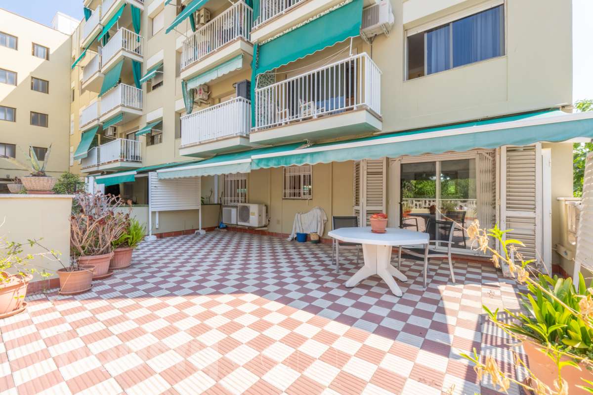 Housfy vende 🏡 fabulosa planta baja esquinera con gran terraza, local con acceso directo y plaza de garaje Antes de entrar en esta vivienda ya se percibe que no es una planta baja cualquiera. Se trata de una planta baja esquinera, totalmente exterior, que destaca por su luminosidad, amplitud y la comodidad de tener todos los espacios en una sola planta. La vivienda dispone de dos dormitorios y dos baños completos, con una distribución práctica y acogedora. El salón, amplio y muy luminoso, tiene acceso directo a una magnífica terraza privada de 40 m², perfecta para disfrutar de comidas al aire libre, crear una zona de relax o simplemente aprovechar un espacio exterior durante todo el año. Uno de los grandes valores añadidos de esta propiedad es su local o almacén, situado en la misma planta y comunicado directamente con la vivienda, además de contar con salida independiente a la calle. Un espacio muy versátil que puede destinarse a almacén, despacho, estudio, gimnasio o cualquier otro uso que se adapte a las necesidades del nuevo propietario. La vivienda incluye además una plaza de garaje en el mismo edificio, aportando un extra de comodidad en el día a día. Una oportunidad diferente, ideal para quienes buscan una vivienda cómoda, luminosa y con un espacio adicional que ofrece múltiples posibilidades. Contacta con nosotros para más información o para concertar una visita. Te encantará. Aviso legal El precio de venta no incluye gastos de la compraventa como notaría, registro, impuestos, ni tampoco honorarios agencia. Esta publicación no es vinculante. Consulta siempre la nota simple con Housfy antes de formalizar la compraventa. Sobre nosotros Housfy es la plataforma integral de servicios inmobiliarios. Nuestra combinación de expertos y tecnología pone al alcance de todo el mundo servicios cómodos, claros y seguros. AICAT número: 7922. Nos encargamos de la gestión y asesoramiento de la compra. ¡Olvídate de todo! Hacemos los trámites por ti. Y, si además necesitas financiación, ponemos a tu disposición un bróker hipotecario para ayudarte a conseguir las mejores condiciones para tu perfil económico. ¿Quieres visitarla? Contacta con Housfy y agenda tu visita sin compromiso. Más información en: housfy.com-8