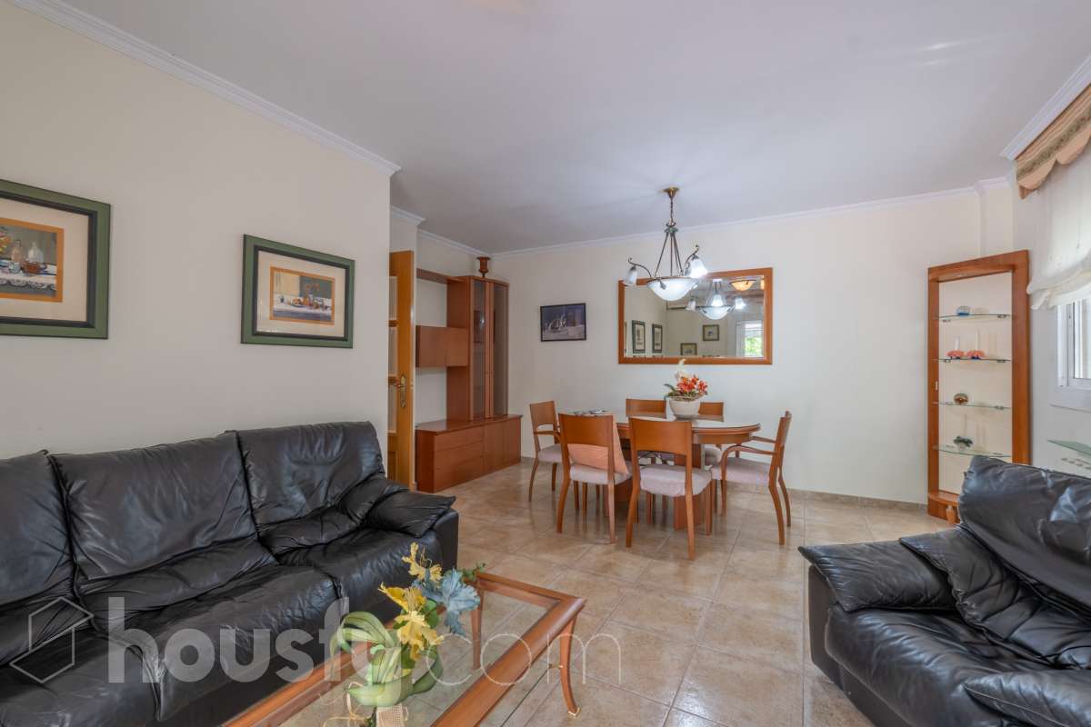 Housfy vende 🏡 fabulosa planta baja esquinera con gran terraza, local con acceso directo y plaza de garaje Antes de entrar en esta vivienda ya se percibe que no es una planta baja cualquiera. Se trata de una planta baja esquinera, totalmente exterior, que destaca por su luminosidad, amplitud y la comodidad de tener todos los espacios en una sola planta. La vivienda dispone de dos dormitorios y dos baños completos, con una distribución práctica y acogedora. El salón, amplio y muy luminoso, tiene acceso directo a una magnífica terraza privada de 40 m², perfecta para disfrutar de comidas al aire libre, crear una zona de relax o simplemente aprovechar un espacio exterior durante todo el año. Uno de los grandes valores añadidos de esta propiedad es su local o almacén, situado en la misma planta y comunicado directamente con la vivienda, además de contar con salida independiente a la calle. Un espacio muy versátil que puede destinarse a almacén, despacho, estudio, gimnasio o cualquier otro uso que se adapte a las necesidades del nuevo propietario. La vivienda incluye además una plaza de garaje en el mismo edificio, aportando un extra de comodidad en el día a día. Una oportunidad diferente, ideal para quienes buscan una vivienda cómoda, luminosa y con un espacio adicional que ofrece múltiples posibilidades. Contacta con nosotros para más información o para concertar una visita. Te encantará. Aviso legal El precio de venta no incluye gastos de la compraventa como notaría, registro, impuestos, ni tampoco honorarios agencia. Esta publicación no es vinculante. Consulta siempre la nota simple con Housfy antes de formalizar la compraventa. Sobre nosotros Housfy es la plataforma integral de servicios inmobiliarios. Nuestra combinación de expertos y tecnología pone al alcance de todo el mundo servicios cómodos, claros y seguros. AICAT número: 7922. Nos encargamos de la gestión y asesoramiento de la compra. ¡Olvídate de todo! Hacemos los trámites por ti. Y, si además necesitas financiación, ponemos a tu disposición un bróker hipotecario para ayudarte a conseguir las mejores condiciones para tu perfil económico. ¿Quieres visitarla? Contacta con Housfy y agenda tu visita sin compromiso. Más información en: housfy.com-5