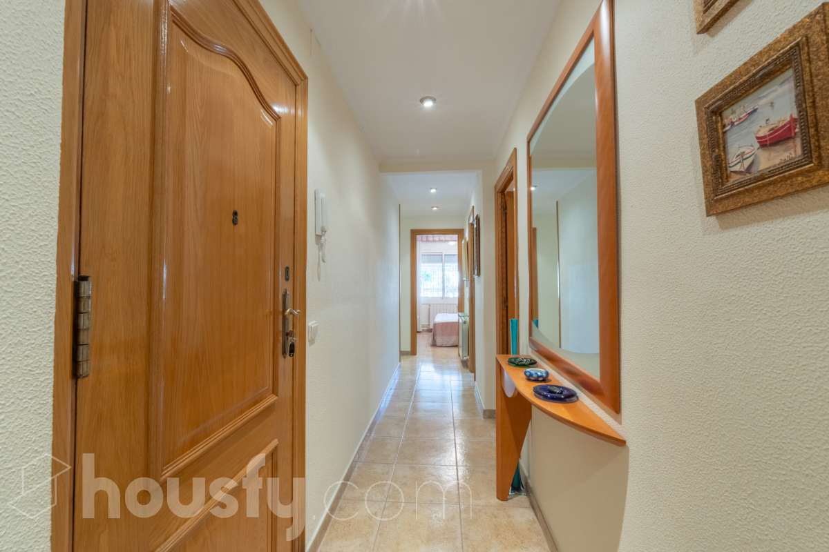 Housfy vende 🏡 fabulosa planta baja esquinera con gran terraza, local con acceso directo y plaza de garaje Antes de entrar en esta vivienda ya se percibe que no es una planta baja cualquiera. Se trata de una planta baja esquinera, totalmente exterior, que destaca por su luminosidad, amplitud y la comodidad de tener todos los espacios en una sola planta. La vivienda dispone de dos dormitorios y dos baños completos, con una distribución práctica y acogedora. El salón, amplio y muy luminoso, tiene acceso directo a una magnífica terraza privada de 40 m², perfecta para disfrutar de comidas al aire libre, crear una zona de relax o simplemente aprovechar un espacio exterior durante todo el año. Uno de los grandes valores añadidos de esta propiedad es su local o almacén, situado en la misma planta y comunicado directamente con la vivienda, además de contar con salida independiente a la calle. Un espacio muy versátil que puede destinarse a almacén, despacho, estudio, gimnasio o cualquier otro uso que se adapte a las necesidades del nuevo propietario. La vivienda incluye además una plaza de garaje en el mismo edificio, aportando un extra de comodidad en el día a día. Una oportunidad diferente, ideal para quienes buscan una vivienda cómoda, luminosa y con un espacio adicional que ofrece múltiples posibilidades. Contacta con nosotros para más información o para concertar una visita. Te encantará. Aviso legal El precio de venta no incluye gastos de la compraventa como notaría, registro, impuestos, ni tampoco honorarios agencia. Esta publicación no es vinculante. Consulta siempre la nota simple con Housfy antes de formalizar la compraventa. Sobre nosotros Housfy es la plataforma integral de servicios inmobiliarios. Nuestra combinación de expertos y tecnología pone al alcance de todo el mundo servicios cómodos, claros y seguros. AICAT número: 7922. Nos encargamos de la gestión y asesoramiento de la compra. ¡Olvídate de todo! Hacemos los trámites por ti. Y, si además necesitas financiación, ponemos a tu disposición un bróker hipotecario para ayudarte a conseguir las mejores condiciones para tu perfil económico. ¿Quieres visitarla? Contacta con Housfy y agenda tu visita sin compromiso. Más información en: housfy.com-28