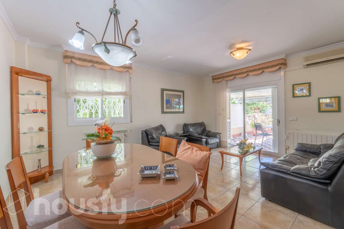 Housfy vende 🏡 fabulosa planta baja esquinera con gran terraza, local con acceso directo y plaza de garaje Antes de entrar en esta vivienda ya se percibe que no es una planta baja cualquiera. Se trata de una planta baja esquinera, totalmente exterior, que destaca por su luminosidad, amplitud y la comodidad de tener todos los espacios en una sola planta. La vivienda dispone de dos dormitorios y dos baños completos, con una distribución práctica y acogedora. El salón, amplio y muy luminoso, tiene acceso directo a una magnífica terraza privada de 40 m², perfecta para disfrutar de comidas al aire libre, crear una zona de relax o simplemente aprovechar un espacio exterior durante todo el año. Uno de los grandes valores añadidos de esta propiedad es su local o almacén, situado en la misma planta y comunicado directamente con la vivienda, además de contar con salida independiente a la calle. Un espacio muy versátil que puede destinarse a almacén, despacho, estudio, gimnasio o cualquier otro uso que se adapte a las necesidades del nuevo propietario. La vivienda incluye además una plaza de garaje en el mismo edificio, aportando un extra de comodidad en el día a día. Una oportunidad diferente, ideal para quienes buscan una vivienda cómoda, luminosa y con un espacio adicional que ofrece múltiples posibilidades. Contacta con nosotros para más información o para concertar una visita. Te encantará. Aviso legal El precio de venta no incluye gastos de la compraventa como notaría, registro, impuestos, ni tampoco honorarios agencia. Esta publicación no es vinculante. Consulta siempre la nota simple con Housfy antes de formalizar la compraventa. Sobre nosotros Housfy es la plataforma integral de servicios inmobiliarios. Nuestra combinación de expertos y tecnología pone al alcance de todo el mundo servicios cómodos, claros y seguros. AICAT número: 7922. Nos encargamos de la gestión y asesoramiento de la compra. ¡Olvídate de todo! Hacemos los trámites por ti. Y, si además necesitas financiación, ponemos a tu disposición un bróker hipotecario para ayudarte a conseguir las mejores condiciones para tu perfil económico. ¿Quieres visitarla? Contacta con Housfy y agenda tu visita sin compromiso. Más información en: housfy.com-3