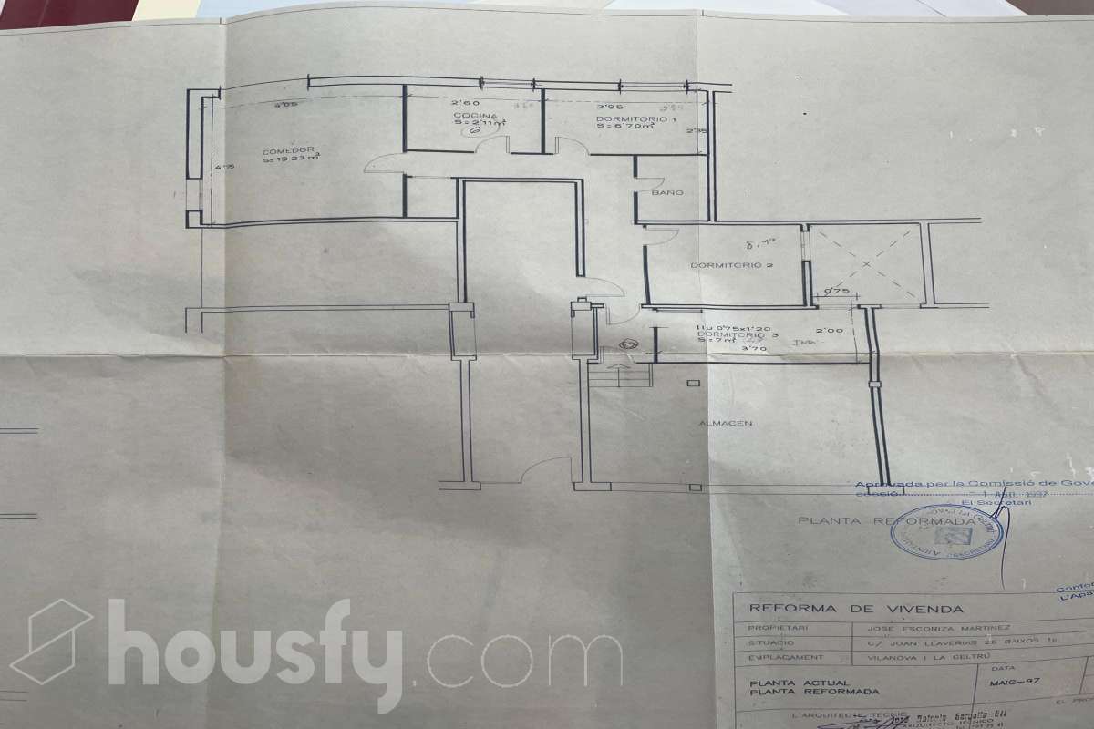 Housfy vende 🏡 fabulosa planta baja esquinera con gran terraza, local con acceso directo y plaza de garaje Antes de entrar en esta vivienda ya se percibe que no es una planta baja cualquiera. Se trata de una planta baja esquinera, totalmente exterior, que destaca por su luminosidad, amplitud y la comodidad de tener todos los espacios en una sola planta. La vivienda dispone de dos dormitorios y dos baños completos, con una distribución práctica y acogedora. El salón, amplio y muy luminoso, tiene acceso directo a una magnífica terraza privada de 40 m², perfecta para disfrutar de comidas al aire libre, crear una zona de relax o simplemente aprovechar un espacio exterior durante todo el año. Uno de los grandes valores añadidos de esta propiedad es su local o almacén, situado en la misma planta y comunicado directamente con la vivienda, además de contar con salida independiente a la calle. Un espacio muy versátil que puede destinarse a almacén, despacho, estudio, gimnasio o cualquier otro uso que se adapte a las necesidades del nuevo propietario. La vivienda incluye además una plaza de garaje en el mismo edificio, aportando un extra de comodidad en el día a día. Una oportunidad diferente, ideal para quienes buscan una vivienda cómoda, luminosa y con un espacio adicional que ofrece múltiples posibilidades. Contacta con nosotros para más información o para concertar una visita. Te encantará. Aviso legal El precio de venta no incluye gastos de la compraventa como notaría, registro, impuestos, ni tampoco honorarios agencia. Esta publicación no es vinculante. Consulta siempre la nota simple con Housfy antes de formalizar la compraventa. Sobre nosotros Housfy es la plataforma integral de servicios inmobiliarios. Nuestra combinación de expertos y tecnología pone al alcance de todo el mundo servicios cómodos, claros y seguros. AICAT número: 7922. Nos encargamos de la gestión y asesoramiento de la compra. ¡Olvídate de todo! Hacemos los trámites por ti. Y, si además necesitas financiación, ponemos a tu disposición un bróker hipotecario para ayudarte a conseguir las mejores condiciones para tu perfil económico. ¿Quieres visitarla? Contacta con Housfy y agenda tu visita sin compromiso. Más información en: housfy.com-33