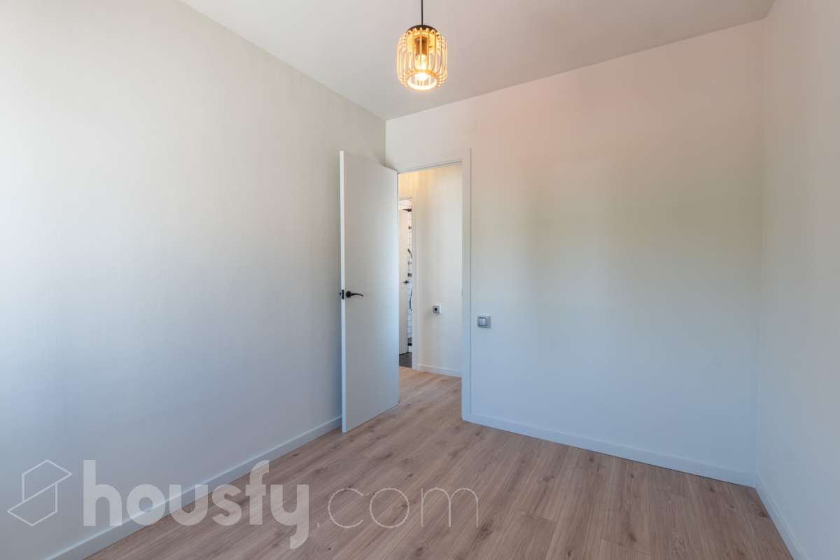 Housfy vende 🏡 luminoso piso totalmente reformado en el centro de Vilanova i la Geltrú, listo para entrar a vivir Si buscas una vivienda céntrica, reformada y con todos los servicios a un paso, esta es una excelente oportunidad. Ubicado en pleno centro de Vilanova i la Geltrú, se encuentra a tan solo 5 minutos a pie de la estación de tren, La Rambla Principal y el Mercado Municipal, y a 10 minutos de la playa, una ubicación ideal para disfrutar de la ciudad sin necesidad de utilizar el coche. La vivienda ha sido totalmente reformada y está lista para entrar a vivir. Dispone de tres dormitorios, un baño completo, un salón acogedor y una cocina funcional con salida a un balcón, que aporta luz y ventilación natural. Además, cuenta con un práctico cuarto independiente para la lavadora. El piso ofrece acabados de calidad, con suelo de parqué, carpintería exterior de aluminio y dos splits de aire acondicionado con bomba de frío y calor, garantizando el máximo confort durante todo el año. La finca se encuentra en un excelente estado de conservación, ya que ha sido completamente rehabilitada, incluida la fachada, y dispone de terraza comunitaria. Se trata de un segundo piso sin ascensor, con gastos de comunidad muy reducidos y la tranquilidad de que todas las derramas están pagadas. Una vivienda ideal tanto para quienes buscan su primera residencia como para quienes desean invertir en una de las mejores zonas de Vilanova i la Geltrú. No dejes pasar esta oportunidad. Contacta con nosotros y ven a visitarlo. Aviso legal El precio de venta no incluye gastos de la compraventa como notaría, registro, impuestos, ni tampoco honorarios agencia. Esta publicación no es vinculante. Consulta siempre la nota simple con Housfy antes de formalizar la compraventa. Sobre nosotros Housfy es la plataforma integral de servicios inmobiliarios. Nuestra combinación de expertos y tecnología pone al alcance de todo el mundo servicios cómodos, claros y seguros. AICAT número: 7922. Nos encargamos de la gestión y asesoramiento de la compra. ¡Olvídate de todo! Hacemos los trámites por ti. Y, si además necesitas financiación, ponemos a tu disposición un bróker hipotecario para ayudarte a conseguir las mejores condiciones para tu perfil económico. ¿Quieres visitarla? Contacta con Housfy y agenda tu visita sin compromiso. Más información en: housfy.com-16