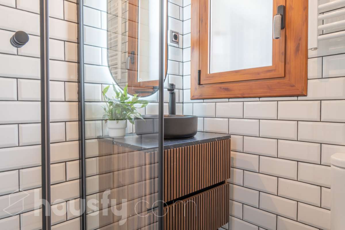 Housfy vende 🏡 luminoso piso totalmente reformado en el centro de Vilanova i la Geltrú, listo para entrar a vivir Si buscas una vivienda céntrica, reformada y con todos los servicios a un paso, esta es una excelente oportunidad. Ubicado en pleno centro de Vilanova i la Geltrú, se encuentra a tan solo 5 minutos a pie de la estación de tren, La Rambla Principal y el Mercado Municipal, y a 10 minutos de la playa, una ubicación ideal para disfrutar de la ciudad sin necesidad de utilizar el coche. La vivienda ha sido totalmente reformada y está lista para entrar a vivir. Dispone de tres dormitorios, un baño completo, un salón acogedor y una cocina funcional con salida a un balcón, que aporta luz y ventilación natural. Además, cuenta con un práctico cuarto independiente para la lavadora. El piso ofrece acabados de calidad, con suelo de parqué, carpintería exterior de aluminio y dos splits de aire acondicionado con bomba de frío y calor, garantizando el máximo confort durante todo el año. La finca se encuentra en un excelente estado de conservación, ya que ha sido completamente rehabilitada, incluida la fachada, y dispone de terraza comunitaria. Se trata de un segundo piso sin ascensor, con gastos de comunidad muy reducidos y la tranquilidad de que todas las derramas están pagadas. Una vivienda ideal tanto para quienes buscan su primera residencia como para quienes desean invertir en una de las mejores zonas de Vilanova i la Geltrú. No dejes pasar esta oportunidad. Contacta con nosotros y ven a visitarlo. Aviso legal El precio de venta no incluye gastos de la compraventa como notaría, registro, impuestos, ni tampoco honorarios agencia. Esta publicación no es vinculante. Consulta siempre la nota simple con Housfy antes de formalizar la compraventa. Sobre nosotros Housfy es la plataforma integral de servicios inmobiliarios. Nuestra combinación de expertos y tecnología pone al alcance de todo el mundo servicios cómodos, claros y seguros. AICAT número: 7922. Nos encargamos de la gestión y asesoramiento de la compra. ¡Olvídate de todo! Hacemos los trámites por ti. Y, si además necesitas financiación, ponemos a tu disposición un bróker hipotecario para ayudarte a conseguir las mejores condiciones para tu perfil económico. ¿Quieres visitarla? Contacta con Housfy y agenda tu visita sin compromiso. Más información en: housfy.com-4