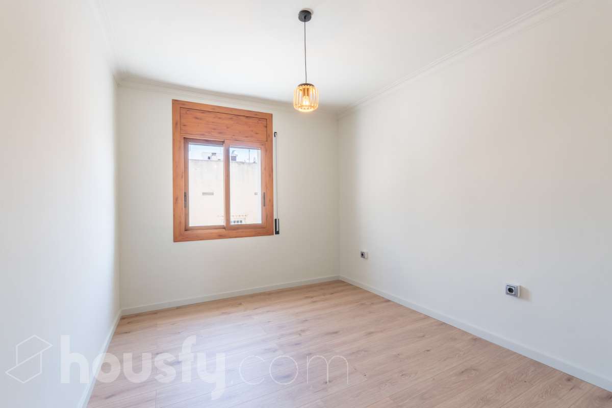 Housfy vende 🏡 luminoso piso totalmente reformado en el centro de Vilanova i la Geltrú, listo para entrar a vivir Si buscas una vivienda céntrica, reformada y con todos los servicios a un paso, esta es una excelente oportunidad. Ubicado en pleno centro de Vilanova i la Geltrú, se encuentra a tan solo 5 minutos a pie de la estación de tren, La Rambla Principal y el Mercado Municipal, y a 10 minutos de la playa, una ubicación ideal para disfrutar de la ciudad sin necesidad de utilizar el coche. La vivienda ha sido totalmente reformada y está lista para entrar a vivir. Dispone de tres dormitorios, un baño completo, un salón acogedor y una cocina funcional con salida a un balcón, que aporta luz y ventilación natural. Además, cuenta con un práctico cuarto independiente para la lavadora. El piso ofrece acabados de calidad, con suelo de parqué, carpintería exterior de aluminio y dos splits de aire acondicionado con bomba de frío y calor, garantizando el máximo confort durante todo el año. La finca se encuentra en un excelente estado de conservación, ya que ha sido completamente rehabilitada, incluida la fachada, y dispone de terraza comunitaria. Se trata de un segundo piso sin ascensor, con gastos de comunidad muy reducidos y la tranquilidad de que todas las derramas están pagadas. Una vivienda ideal tanto para quienes buscan su primera residencia como para quienes desean invertir en una de las mejores zonas de Vilanova i la Geltrú. No dejes pasar esta oportunidad. Contacta con nosotros y ven a visitarlo. Aviso legal El precio de venta no incluye gastos de la compraventa como notaría, registro, impuestos, ni tampoco honorarios agencia. Esta publicación no es vinculante. Consulta siempre la nota simple con Housfy antes de formalizar la compraventa. Sobre nosotros Housfy es la plataforma integral de servicios inmobiliarios. Nuestra combinación de expertos y tecnología pone al alcance de todo el mundo servicios cómodos, claros y seguros. AICAT número: 7922. Nos encargamos de la gestión y asesoramiento de la compra. ¡Olvídate de todo! Hacemos los trámites por ti. Y, si además necesitas financiación, ponemos a tu disposición un bróker hipotecario para ayudarte a conseguir las mejores condiciones para tu perfil económico. ¿Quieres visitarla? Contacta con Housfy y agenda tu visita sin compromiso. Más información en: housfy.com-11