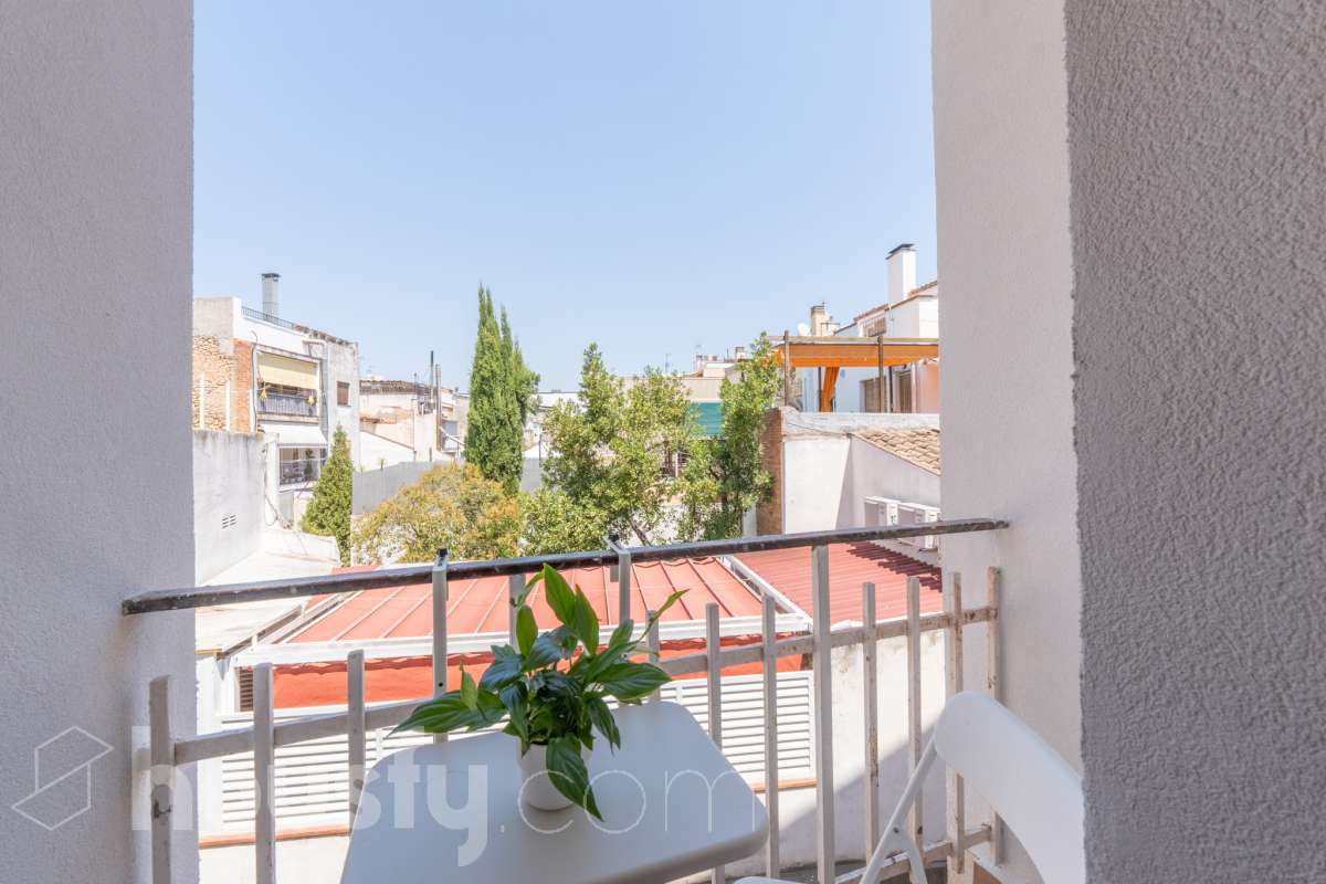 Housfy vende 🏡 luminoso piso totalmente reformado en el centro de Vilanova i la Geltrú, listo para entrar a vivir Si buscas una vivienda céntrica, reformada y con todos los servicios a un paso, esta es una excelente oportunidad. Ubicado en pleno centro de Vilanova i la Geltrú, se encuentra a tan solo 5 minutos a pie de la estación de tren, La Rambla Principal y el Mercado Municipal, y a 10 minutos de la playa, una ubicación ideal para disfrutar de la ciudad sin necesidad de utilizar el coche. La vivienda ha sido totalmente reformada y está lista para entrar a vivir. Dispone de tres dormitorios, un baño completo, un salón acogedor y una cocina funcional con salida a un balcón, que aporta luz y ventilación natural. Además, cuenta con un práctico cuarto independiente para la lavadora. El piso ofrece acabados de calidad, con suelo de parqué, carpintería exterior de aluminio y dos splits de aire acondicionado con bomba de frío y calor, garantizando el máximo confort durante todo el año. La finca se encuentra en un excelente estado de conservación, ya que ha sido completamente rehabilitada, incluida la fachada, y dispone de terraza comunitaria. Se trata de un segundo piso sin ascensor, con gastos de comunidad muy reducidos y la tranquilidad de que todas las derramas están pagadas. Una vivienda ideal tanto para quienes buscan su primera residencia como para quienes desean invertir en una de las mejores zonas de Vilanova i la Geltrú. No dejes pasar esta oportunidad. Contacta con nosotros y ven a visitarlo. Aviso legal El precio de venta no incluye gastos de la compraventa como notaría, registro, impuestos, ni tampoco honorarios agencia. Esta publicación no es vinculante. Consulta siempre la nota simple con Housfy antes de formalizar la compraventa. Sobre nosotros Housfy es la plataforma integral de servicios inmobiliarios. Nuestra combinación de expertos y tecnología pone al alcance de todo el mundo servicios cómodos, claros y seguros. AICAT número: 7922. Nos encargamos de la gestión y asesoramiento de la compra. ¡Olvídate de todo! Hacemos los trámites por ti. Y, si además necesitas financiación, ponemos a tu disposición un bróker hipotecario para ayudarte a conseguir las mejores condiciones para tu perfil económico. ¿Quieres visitarla? Contacta con Housfy y agenda tu visita sin compromiso. Más información en: housfy.com-18