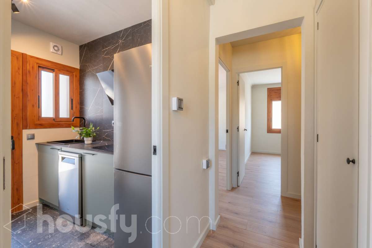 Housfy vende 🏡 luminoso piso totalmente reformado en el centro de Vilanova i la Geltrú, listo para entrar a vivir Si buscas una vivienda céntrica, reformada y con todos los servicios a un paso, esta es una excelente oportunidad. Ubicado en pleno centro de Vilanova i la Geltrú, se encuentra a tan solo 5 minutos a pie de la estación de tren, La Rambla Principal y el Mercado Municipal, y a 10 minutos de la playa, una ubicación ideal para disfrutar de la ciudad sin necesidad de utilizar el coche. La vivienda ha sido totalmente reformada y está lista para entrar a vivir. Dispone de tres dormitorios, un baño completo, un salón acogedor y una cocina funcional con salida a un balcón, que aporta luz y ventilación natural. Además, cuenta con un práctico cuarto independiente para la lavadora. El piso ofrece acabados de calidad, con suelo de parqué, carpintería exterior de aluminio y dos splits de aire acondicionado con bomba de frío y calor, garantizando el máximo confort durante todo el año. La finca se encuentra en un excelente estado de conservación, ya que ha sido completamente rehabilitada, incluida la fachada, y dispone de terraza comunitaria. Se trata de un segundo piso sin ascensor, con gastos de comunidad muy reducidos y la tranquilidad de que todas las derramas están pagadas. Una vivienda ideal tanto para quienes buscan su primera residencia como para quienes desean invertir en una de las mejores zonas de Vilanova i la Geltrú. No dejes pasar esta oportunidad. Contacta con nosotros y ven a visitarlo. Aviso legal El precio de venta no incluye gastos de la compraventa como notaría, registro, impuestos, ni tampoco honorarios agencia. Esta publicación no es vinculante. Consulta siempre la nota simple con Housfy antes de formalizar la compraventa. Sobre nosotros Housfy es la plataforma integral de servicios inmobiliarios. Nuestra combinación de expertos y tecnología pone al alcance de todo el mundo servicios cómodos, claros y seguros. AICAT número: 7922. Nos encargamos de la gestión y asesoramiento de la compra. ¡Olvídate de todo! Hacemos los trámites por ti. Y, si además necesitas financiación, ponemos a tu disposición un bróker hipotecario para ayudarte a conseguir las mejores condiciones para tu perfil económico. ¿Quieres visitarla? Contacta con Housfy y agenda tu visita sin compromiso. Más información en: housfy.com-26
