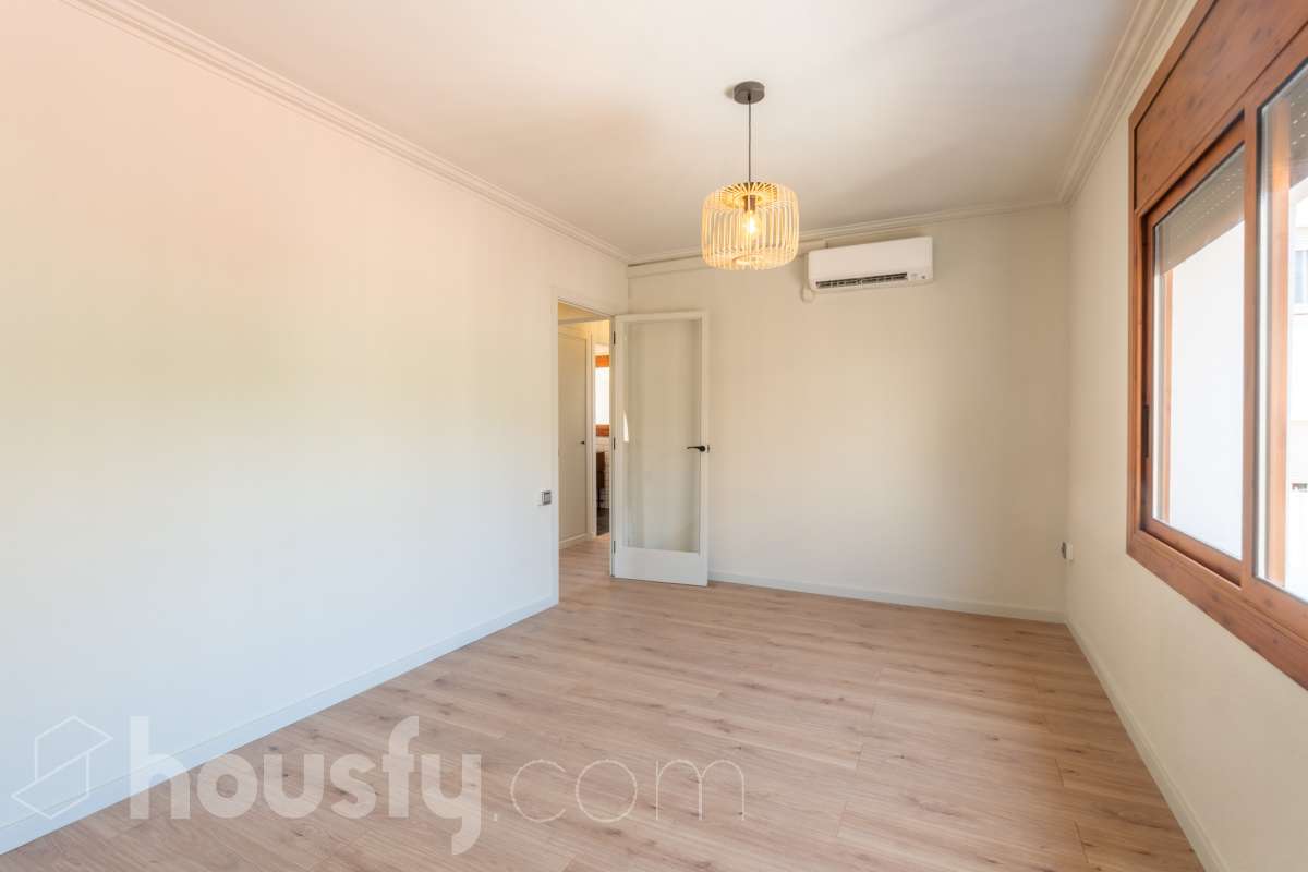 Housfy vende 🏡 luminoso piso totalmente reformado en el centro de Vilanova i la Geltrú, listo para entrar a vivir Si buscas una vivienda céntrica, reformada y con todos los servicios a un paso, esta es una excelente oportunidad. Ubicado en pleno centro de Vilanova i la Geltrú, se encuentra a tan solo 5 minutos a pie de la estación de tren, La Rambla Principal y el Mercado Municipal, y a 10 minutos de la playa, una ubicación ideal para disfrutar de la ciudad sin necesidad de utilizar el coche. La vivienda ha sido totalmente reformada y está lista para entrar a vivir. Dispone de tres dormitorios, un baño completo, un salón acogedor y una cocina funcional con salida a un balcón, que aporta luz y ventilación natural. Además, cuenta con un práctico cuarto independiente para la lavadora. El piso ofrece acabados de calidad, con suelo de parqué, carpintería exterior de aluminio y dos splits de aire acondicionado con bomba de frío y calor, garantizando el máximo confort durante todo el año. La finca se encuentra en un excelente estado de conservación, ya que ha sido completamente rehabilitada, incluida la fachada, y dispone de terraza comunitaria. Se trata de un segundo piso sin ascensor, con gastos de comunidad muy reducidos y la tranquilidad de que todas las derramas están pagadas. Una vivienda ideal tanto para quienes buscan su primera residencia como para quienes desean invertir en una de las mejores zonas de Vilanova i la Geltrú. No dejes pasar esta oportunidad. Contacta con nosotros y ven a visitarlo. Aviso legal El precio de venta no incluye gastos de la compraventa como notaría, registro, impuestos, ni tampoco honorarios agencia. Esta publicación no es vinculante. Consulta siempre la nota simple con Housfy antes de formalizar la compraventa. Sobre nosotros Housfy es la plataforma integral de servicios inmobiliarios. Nuestra combinación de expertos y tecnología pone al alcance de todo el mundo servicios cómodos, claros y seguros. AICAT número: 7922. Nos encargamos de la gestión y asesoramiento de la compra. ¡Olvídate de todo! Hacemos los trámites por ti. Y, si además necesitas financiación, ponemos a tu disposición un bróker hipotecario para ayudarte a conseguir las mejores condiciones para tu perfil económico. ¿Quieres visitarla? Contacta con Housfy y agenda tu visita sin compromiso. Más información en: housfy.com-8