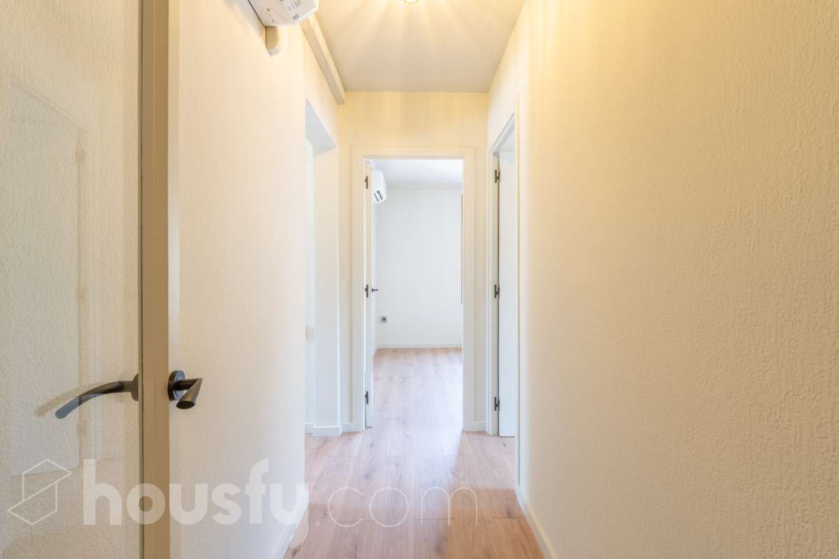 Housfy vende 🏡 luminoso piso totalmente reformado en el centro de Vilanova i la Geltrú, listo para entrar a vivir Si buscas una vivienda céntrica, reformada y con todos los servicios a un paso, esta es una excelente oportunidad. Ubicado en pleno centro de Vilanova i la Geltrú, se encuentra a tan solo 5 minutos a pie de la estación de tren, La Rambla Principal y el Mercado Municipal, y a 10 minutos de la playa, una ubicación ideal para disfrutar de la ciudad sin necesidad de utilizar el coche. La vivienda ha sido totalmente reformada y está lista para entrar a vivir. Dispone de tres dormitorios, un baño completo, un salón acogedor y una cocina funcional con salida a un balcón, que aporta luz y ventilación natural. Además, cuenta con un práctico cuarto independiente para la lavadora. El piso ofrece acabados de calidad, con suelo de parqué, carpintería exterior de aluminio y dos splits de aire acondicionado con bomba de frío y calor, garantizando el máximo confort durante todo el año. La finca se encuentra en un excelente estado de conservación, ya que ha sido completamente rehabilitada, incluida la fachada, y dispone de terraza comunitaria. Se trata de un segundo piso sin ascensor, con gastos de comunidad muy reducidos y la tranquilidad de que todas las derramas están pagadas. Una vivienda ideal tanto para quienes buscan su primera residencia como para quienes desean invertir en una de las mejores zonas de Vilanova i la Geltrú. No dejes pasar esta oportunidad. Contacta con nosotros y ven a visitarlo. Aviso legal El precio de venta no incluye gastos de la compraventa como notaría, registro, impuestos, ni tampoco honorarios agencia. Esta publicación no es vinculante. Consulta siempre la nota simple con Housfy antes de formalizar la compraventa. Sobre nosotros Housfy es la plataforma integral de servicios inmobiliarios. Nuestra combinación de expertos y tecnología pone al alcance de todo el mundo servicios cómodos, claros y seguros. AICAT número: 7922. Nos encargamos de la gestión y asesoramiento de la compra. ¡Olvídate de todo! Hacemos los trámites por ti. Y, si además necesitas financiación, ponemos a tu disposición un bróker hipotecario para ayudarte a conseguir las mejores condiciones para tu perfil económico. ¿Quieres visitarla? Contacta con Housfy y agenda tu visita sin compromiso. Más información en: housfy.com-28