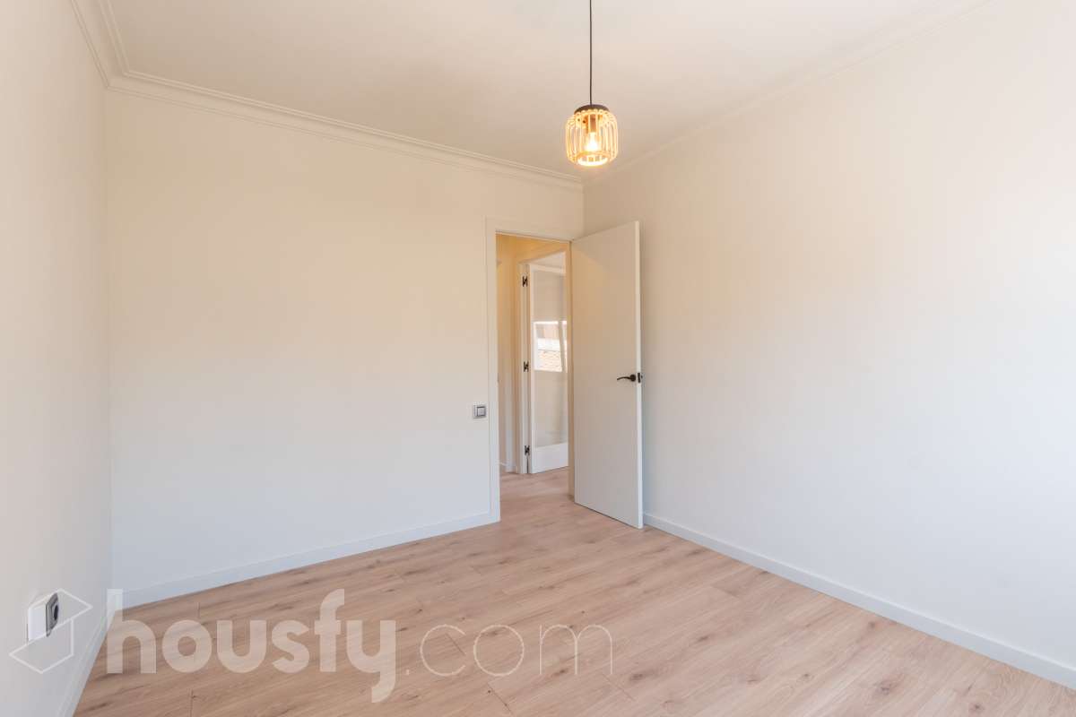 Housfy vende 🏡 luminoso piso totalmente reformado en el centro de Vilanova i la Geltrú, listo para entrar a vivir Si buscas una vivienda céntrica, reformada y con todos los servicios a un paso, esta es una excelente oportunidad. Ubicado en pleno centro de Vilanova i la Geltrú, se encuentra a tan solo 5 minutos a pie de la estación de tren, La Rambla Principal y el Mercado Municipal, y a 10 minutos de la playa, una ubicación ideal para disfrutar de la ciudad sin necesidad de utilizar el coche. La vivienda ha sido totalmente reformada y está lista para entrar a vivir. Dispone de tres dormitorios, un baño completo, un salón acogedor y una cocina funcional con salida a un balcón, que aporta luz y ventilación natural. Además, cuenta con un práctico cuarto independiente para la lavadora. El piso ofrece acabados de calidad, con suelo de parqué, carpintería exterior de aluminio y dos splits de aire acondicionado con bomba de frío y calor, garantizando el máximo confort durante todo el año. La finca se encuentra en un excelente estado de conservación, ya que ha sido completamente rehabilitada, incluida la fachada, y dispone de terraza comunitaria. Se trata de un segundo piso sin ascensor, con gastos de comunidad muy reducidos y la tranquilidad de que todas las derramas están pagadas. Una vivienda ideal tanto para quienes buscan su primera residencia como para quienes desean invertir en una de las mejores zonas de Vilanova i la Geltrú. No dejes pasar esta oportunidad. Contacta con nosotros y ven a visitarlo. Aviso legal El precio de venta no incluye gastos de la compraventa como notaría, registro, impuestos, ni tampoco honorarios agencia. Esta publicación no es vinculante. Consulta siempre la nota simple con Housfy antes de formalizar la compraventa. Sobre nosotros Housfy es la plataforma integral de servicios inmobiliarios. Nuestra combinación de expertos y tecnología pone al alcance de todo el mundo servicios cómodos, claros y seguros. AICAT número: 7922. Nos encargamos de la gestión y asesoramiento de la compra. ¡Olvídate de todo! Hacemos los trámites por ti. Y, si además necesitas financiación, ponemos a tu disposición un bróker hipotecario para ayudarte a conseguir las mejores condiciones para tu perfil económico. ¿Quieres visitarla? Contacta con Housfy y agenda tu visita sin compromiso. Más información en: housfy.com-13