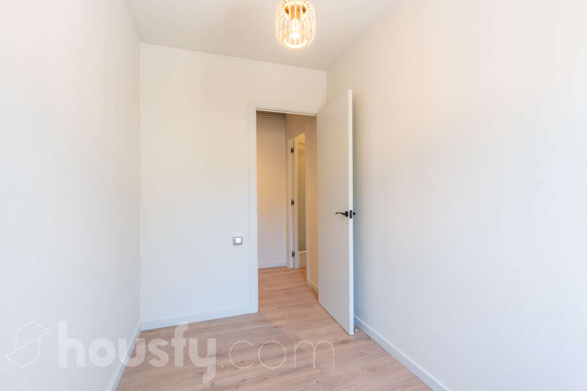 Housfy vende 🏡 luminoso piso totalmente reformado en el centro de Vilanova i la Geltrú, listo para entrar a vivir Si buscas una vivienda céntrica, reformada y con todos los servicios a un paso, esta es una excelente oportunidad. Ubicado en pleno centro de Vilanova i la Geltrú, se encuentra a tan solo 5 minutos a pie de la estación de tren, La Rambla Principal y el Mercado Municipal, y a 10 minutos de la playa, una ubicación ideal para disfrutar de la ciudad sin necesidad de utilizar el coche. La vivienda ha sido totalmente reformada y está lista para entrar a vivir. Dispone de tres dormitorios, un baño completo, un salón acogedor y una cocina funcional con salida a un balcón, que aporta luz y ventilación natural. Además, cuenta con un práctico cuarto independiente para la lavadora. El piso ofrece acabados de calidad, con suelo de parqué, carpintería exterior de aluminio y dos splits de aire acondicionado con bomba de frío y calor, garantizando el máximo confort durante todo el año. La finca se encuentra en un excelente estado de conservación, ya que ha sido completamente rehabilitada, incluida la fachada, y dispone de terraza comunitaria. Se trata de un segundo piso sin ascensor, con gastos de comunidad muy reducidos y la tranquilidad de que todas las derramas están pagadas. Una vivienda ideal tanto para quienes buscan su primera residencia como para quienes desean invertir en una de las mejores zonas de Vilanova i la Geltrú. No dejes pasar esta oportunidad. Contacta con nosotros y ven a visitarlo. Aviso legal El precio de venta no incluye gastos de la compraventa como notaría, registro, impuestos, ni tampoco honorarios agencia. Esta publicación no es vinculante. Consulta siempre la nota simple con Housfy antes de formalizar la compraventa. Sobre nosotros Housfy es la plataforma integral de servicios inmobiliarios. Nuestra combinación de expertos y tecnología pone al alcance de todo el mundo servicios cómodos, claros y seguros. AICAT número: 7922. Nos encargamos de la gestión y asesoramiento de la compra. ¡Olvídate de todo! Hacemos los trámites por ti. Y, si además necesitas financiación, ponemos a tu disposición un bróker hipotecario para ayudarte a conseguir las mejores condiciones para tu perfil económico. ¿Quieres visitarla? Contacta con Housfy y agenda tu visita sin compromiso. Más información en: housfy.com-10