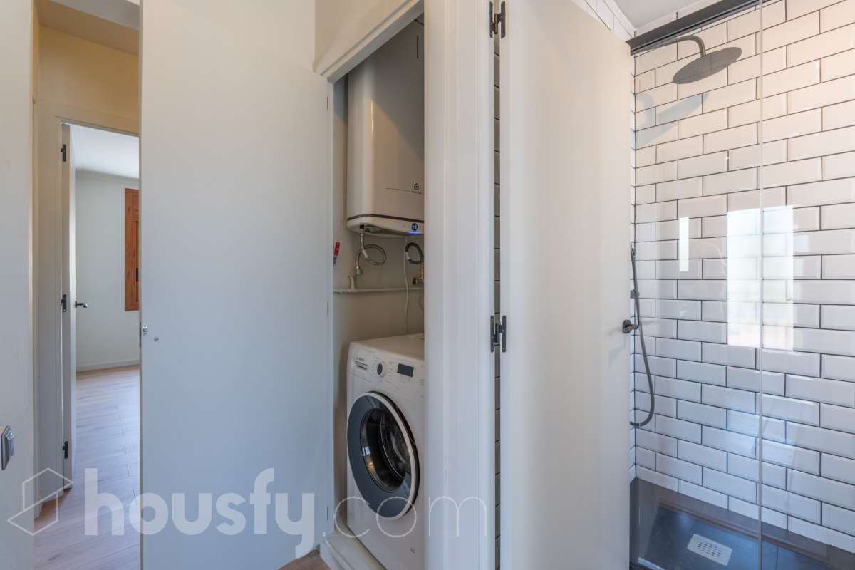 Housfy vende 🏡 luminoso piso totalmente reformado en el centro de Vilanova i la Geltrú, listo para entrar a vivir Si buscas una vivienda céntrica, reformada y con todos los servicios a un paso, esta es una excelente oportunidad. Ubicado en pleno centro de Vilanova i la Geltrú, se encuentra a tan solo 5 minutos a pie de la estación de tren, La Rambla Principal y el Mercado Municipal, y a 10 minutos de la playa, una ubicación ideal para disfrutar de la ciudad sin necesidad de utilizar el coche. La vivienda ha sido totalmente reformada y está lista para entrar a vivir. Dispone de tres dormitorios, un baño completo, un salón acogedor y una cocina funcional con salida a un balcón, que aporta luz y ventilación natural. Además, cuenta con un práctico cuarto independiente para la lavadora. El piso ofrece acabados de calidad, con suelo de parqué, carpintería exterior de aluminio y dos splits de aire acondicionado con bomba de frío y calor, garantizando el máximo confort durante todo el año. La finca se encuentra en un excelente estado de conservación, ya que ha sido completamente rehabilitada, incluida la fachada, y dispone de terraza comunitaria. Se trata de un segundo piso sin ascensor, con gastos de comunidad muy reducidos y la tranquilidad de que todas las derramas están pagadas. Una vivienda ideal tanto para quienes buscan su primera residencia como para quienes desean invertir en una de las mejores zonas de Vilanova i la Geltrú. No dejes pasar esta oportunidad. Contacta con nosotros y ven a visitarlo. Aviso legal El precio de venta no incluye gastos de la compraventa como notaría, registro, impuestos, ni tampoco honorarios agencia. Esta publicación no es vinculante. Consulta siempre la nota simple con Housfy antes de formalizar la compraventa. Sobre nosotros Housfy es la plataforma integral de servicios inmobiliarios. Nuestra combinación de expertos y tecnología pone al alcance de todo el mundo servicios cómodos, claros y seguros. AICAT número: 7922. Nos encargamos de la gestión y asesoramiento de la compra. ¡Olvídate de todo! Hacemos los trámites por ti. Y, si además necesitas financiación, ponemos a tu disposición un bróker hipotecario para ayudarte a conseguir las mejores condiciones para tu perfil económico. ¿Quieres visitarla? Contacta con Housfy y agenda tu visita sin compromiso. Más información en: housfy.com-23