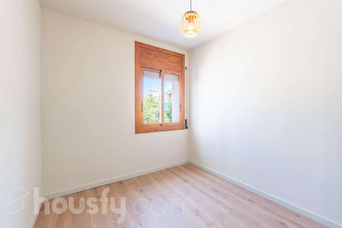 Housfy vende 🏡 luminoso piso totalmente reformado en el centro de Vilanova i la Geltrú, listo para entrar a vivir Si buscas una vivienda céntrica, reformada y con todos los servicios a un paso, esta es una excelente oportunidad. Ubicado en pleno centro de Vilanova i la Geltrú, se encuentra a tan solo 5 minutos a pie de la estación de tren, La Rambla Principal y el Mercado Municipal, y a 10 minutos de la playa, una ubicación ideal para disfrutar de la ciudad sin necesidad de utilizar el coche. La vivienda ha sido totalmente reformada y está lista para entrar a vivir. Dispone de tres dormitorios, un baño completo, un salón acogedor y una cocina funcional con salida a un balcón, que aporta luz y ventilación natural. Además, cuenta con un práctico cuarto independiente para la lavadora. El piso ofrece acabados de calidad, con suelo de parqué, carpintería exterior de aluminio y dos splits de aire acondicionado con bomba de frío y calor, garantizando el máximo confort durante todo el año. La finca se encuentra en un excelente estado de conservación, ya que ha sido completamente rehabilitada, incluida la fachada, y dispone de terraza comunitaria. Se trata de un segundo piso sin ascensor, con gastos de comunidad muy reducidos y la tranquilidad de que todas las derramas están pagadas. Una vivienda ideal tanto para quienes buscan su primera residencia como para quienes desean invertir en una de las mejores zonas de Vilanova i la Geltrú. No dejes pasar esta oportunidad. Contacta con nosotros y ven a visitarlo. Aviso legal El precio de venta no incluye gastos de la compraventa como notaría, registro, impuestos, ni tampoco honorarios agencia. Esta publicación no es vinculante. Consulta siempre la nota simple con Housfy antes de formalizar la compraventa. Sobre nosotros Housfy es la plataforma integral de servicios inmobiliarios. Nuestra combinación de expertos y tecnología pone al alcance de todo el mundo servicios cómodos, claros y seguros. AICAT número: 7922. Nos encargamos de la gestión y asesoramiento de la compra. ¡Olvídate de todo! Hacemos los trámites por ti. Y, si además necesitas financiación, ponemos a tu disposición un bróker hipotecario para ayudarte a conseguir las mejores condiciones para tu perfil económico. ¿Quieres visitarla? Contacta con Housfy y agenda tu visita sin compromiso. Más información en: housfy.com-17