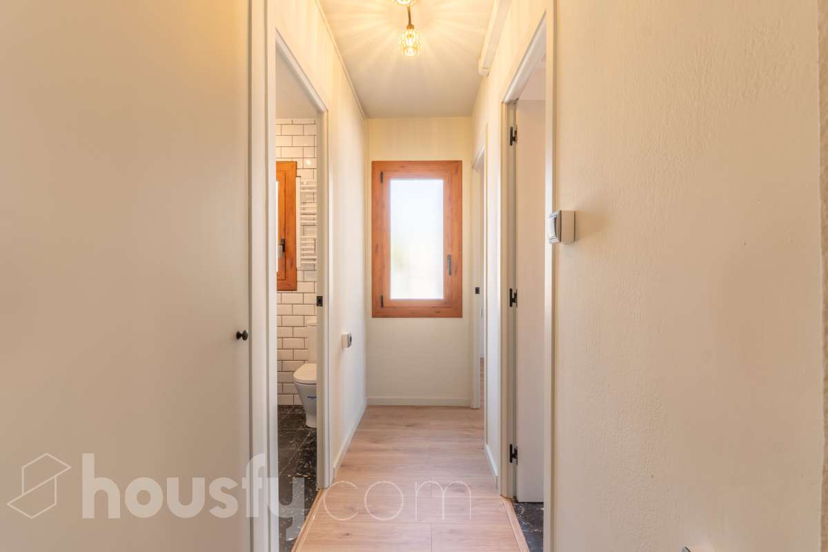 Housfy vende 🏡 luminoso piso totalmente reformado en el centro de Vilanova i la Geltrú, listo para entrar a vivir Si buscas una vivienda céntrica, reformada y con todos los servicios a un paso, esta es una excelente oportunidad. Ubicado en pleno centro de Vilanova i la Geltrú, se encuentra a tan solo 5 minutos a pie de la estación de tren, La Rambla Principal y el Mercado Municipal, y a 10 minutos de la playa, una ubicación ideal para disfrutar de la ciudad sin necesidad de utilizar el coche. La vivienda ha sido totalmente reformada y está lista para entrar a vivir. Dispone de tres dormitorios, un baño completo, un salón acogedor y una cocina funcional con salida a un balcón, que aporta luz y ventilación natural. Además, cuenta con un práctico cuarto independiente para la lavadora. El piso ofrece acabados de calidad, con suelo de parqué, carpintería exterior de aluminio y dos splits de aire acondicionado con bomba de frío y calor, garantizando el máximo confort durante todo el año. La finca se encuentra en un excelente estado de conservación, ya que ha sido completamente rehabilitada, incluida la fachada, y dispone de terraza comunitaria. Se trata de un segundo piso sin ascensor, con gastos de comunidad muy reducidos y la tranquilidad de que todas las derramas están pagadas. Una vivienda ideal tanto para quienes buscan su primera residencia como para quienes desean invertir en una de las mejores zonas de Vilanova i la Geltrú. No dejes pasar esta oportunidad. Contacta con nosotros y ven a visitarlo. Aviso legal El precio de venta no incluye gastos de la compraventa como notaría, registro, impuestos, ni tampoco honorarios agencia. Esta publicación no es vinculante. Consulta siempre la nota simple con Housfy antes de formalizar la compraventa. Sobre nosotros Housfy es la plataforma integral de servicios inmobiliarios. Nuestra combinación de expertos y tecnología pone al alcance de todo el mundo servicios cómodos, claros y seguros. AICAT número: 7922. Nos encargamos de la gestión y asesoramiento de la compra. ¡Olvídate de todo! Hacemos los trámites por ti. Y, si además necesitas financiación, ponemos a tu disposición un bróker hipotecario para ayudarte a conseguir las mejores condiciones para tu perfil económico. ¿Quieres visitarla? Contacta con Housfy y agenda tu visita sin compromiso. Más información en: housfy.com-20