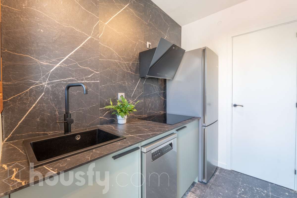 Housfy vende 🏡 luminoso piso totalmente reformado en el centro de Vilanova i la Geltrú, listo para entrar a vivir Si buscas una vivienda céntrica, reformada y con todos los servicios a un paso, esta es una excelente oportunidad. Ubicado en pleno centro de Vilanova i la Geltrú, se encuentra a tan solo 5 minutos a pie de la estación de tren, La Rambla Principal y el Mercado Municipal, y a 10 minutos de la playa, una ubicación ideal para disfrutar de la ciudad sin necesidad de utilizar el coche. La vivienda ha sido totalmente reformada y está lista para entrar a vivir. Dispone de tres dormitorios, un baño completo, un salón acogedor y una cocina funcional con salida a un balcón, que aporta luz y ventilación natural. Además, cuenta con un práctico cuarto independiente para la lavadora. El piso ofrece acabados de calidad, con suelo de parqué, carpintería exterior de aluminio y dos splits de aire acondicionado con bomba de frío y calor, garantizando el máximo confort durante todo el año. La finca se encuentra en un excelente estado de conservación, ya que ha sido completamente rehabilitada, incluida la fachada, y dispone de terraza comunitaria. Se trata de un segundo piso sin ascensor, con gastos de comunidad muy reducidos y la tranquilidad de que todas las derramas están pagadas. Una vivienda ideal tanto para quienes buscan su primera residencia como para quienes desean invertir en una de las mejores zonas de Vilanova i la Geltrú. No dejes pasar esta oportunidad. Contacta con nosotros y ven a visitarlo. Aviso legal El precio de venta no incluye gastos de la compraventa como notaría, registro, impuestos, ni tampoco honorarios agencia. Esta publicación no es vinculante. Consulta siempre la nota simple con Housfy antes de formalizar la compraventa. Sobre nosotros Housfy es la plataforma integral de servicios inmobiliarios. Nuestra combinación de expertos y tecnología pone al alcance de todo el mundo servicios cómodos, claros y seguros. AICAT número: 7922. Nos encargamos de la gestión y asesoramiento de la compra. ¡Olvídate de todo! Hacemos los trámites por ti. Y, si además necesitas financiación, ponemos a tu disposición un bróker hipotecario para ayudarte a conseguir las mejores condiciones para tu perfil económico. ¿Quieres visitarla? Contacta con Housfy y agenda tu visita sin compromiso. Más información en: housfy.com-2