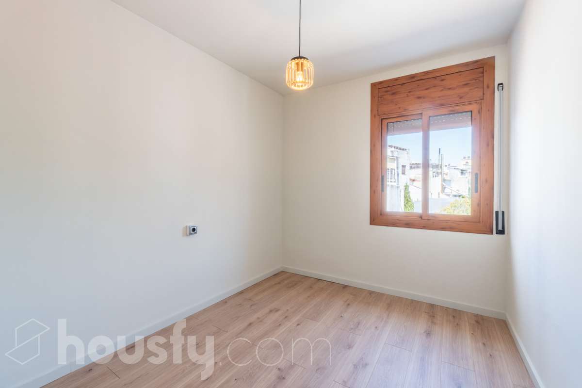 Housfy vende 🏡 luminoso piso totalmente reformado en el centro de Vilanova i la Geltrú, listo para entrar a vivir Si buscas una vivienda céntrica, reformada y con todos los servicios a un paso, esta es una excelente oportunidad. Ubicado en pleno centro de Vilanova i la Geltrú, se encuentra a tan solo 5 minutos a pie de la estación de tren, La Rambla Principal y el Mercado Municipal, y a 10 minutos de la playa, una ubicación ideal para disfrutar de la ciudad sin necesidad de utilizar el coche. La vivienda ha sido totalmente reformada y está lista para entrar a vivir. Dispone de tres dormitorios, un baño completo, un salón acogedor y una cocina funcional con salida a un balcón, que aporta luz y ventilación natural. Además, cuenta con un práctico cuarto independiente para la lavadora. El piso ofrece acabados de calidad, con suelo de parqué, carpintería exterior de aluminio y dos splits de aire acondicionado con bomba de frío y calor, garantizando el máximo confort durante todo el año. La finca se encuentra en un excelente estado de conservación, ya que ha sido completamente rehabilitada, incluida la fachada, y dispone de terraza comunitaria. Se trata de un segundo piso sin ascensor, con gastos de comunidad muy reducidos y la tranquilidad de que todas las derramas están pagadas. Una vivienda ideal tanto para quienes buscan su primera residencia como para quienes desean invertir en una de las mejores zonas de Vilanova i la Geltrú. No dejes pasar esta oportunidad. Contacta con nosotros y ven a visitarlo. Aviso legal El precio de venta no incluye gastos de la compraventa como notaría, registro, impuestos, ni tampoco honorarios agencia. Esta publicación no es vinculante. Consulta siempre la nota simple con Housfy antes de formalizar la compraventa. Sobre nosotros Housfy es la plataforma integral de servicios inmobiliarios. Nuestra combinación de expertos y tecnología pone al alcance de todo el mundo servicios cómodos, claros y seguros. AICAT número: 7922. Nos encargamos de la gestión y asesoramiento de la compra. ¡Olvídate de todo! Hacemos los trámites por ti. Y, si además necesitas financiación, ponemos a tu disposición un bróker hipotecario para ayudarte a conseguir las mejores condiciones para tu perfil económico. ¿Quieres visitarla? Contacta con Housfy y agenda tu visita sin compromiso. Más información en: housfy.com-15