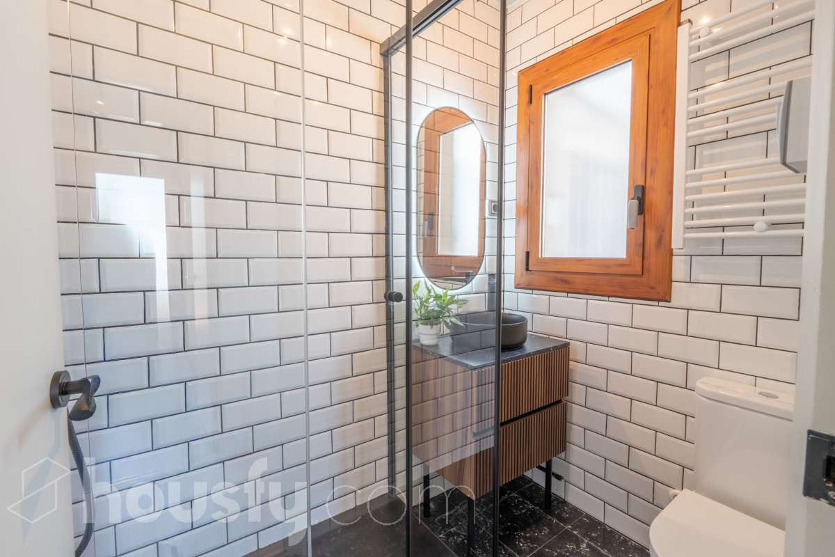 Housfy vende 🏡 luminoso piso totalmente reformado en el centro de Vilanova i la Geltrú, listo para entrar a vivir Si buscas una vivienda céntrica, reformada y con todos los servicios a un paso, esta es una excelente oportunidad. Ubicado en pleno centro de Vilanova i la Geltrú, se encuentra a tan solo 5 minutos a pie de la estación de tren, La Rambla Principal y el Mercado Municipal, y a 10 minutos de la playa, una ubicación ideal para disfrutar de la ciudad sin necesidad de utilizar el coche. La vivienda ha sido totalmente reformada y está lista para entrar a vivir. Dispone de tres dormitorios, un baño completo, un salón acogedor y una cocina funcional con salida a un balcón, que aporta luz y ventilación natural. Además, cuenta con un práctico cuarto independiente para la lavadora. El piso ofrece acabados de calidad, con suelo de parqué, carpintería exterior de aluminio y dos splits de aire acondicionado con bomba de frío y calor, garantizando el máximo confort durante todo el año. La finca se encuentra en un excelente estado de conservación, ya que ha sido completamente rehabilitada, incluida la fachada, y dispone de terraza comunitaria. Se trata de un segundo piso sin ascensor, con gastos de comunidad muy reducidos y la tranquilidad de que todas las derramas están pagadas. Una vivienda ideal tanto para quienes buscan su primera residencia como para quienes desean invertir en una de las mejores zonas de Vilanova i la Geltrú. No dejes pasar esta oportunidad. Contacta con nosotros y ven a visitarlo. Aviso legal El precio de venta no incluye gastos de la compraventa como notaría, registro, impuestos, ni tampoco honorarios agencia. Esta publicación no es vinculante. Consulta siempre la nota simple con Housfy antes de formalizar la compraventa. Sobre nosotros Housfy es la plataforma integral de servicios inmobiliarios. Nuestra combinación de expertos y tecnología pone al alcance de todo el mundo servicios cómodos, claros y seguros. AICAT número: 7922. Nos encargamos de la gestión y asesoramiento de la compra. ¡Olvídate de todo! Hacemos los trámites por ti. Y, si además necesitas financiación, ponemos a tu disposición un bróker hipotecario para ayudarte a conseguir las mejores condiciones para tu perfil económico. ¿Quieres visitarla? Contacta con Housfy y agenda tu visita sin compromiso. Más información en: housfy.com-5