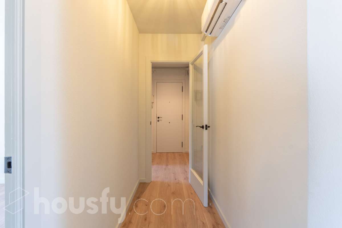 Housfy vende 🏡 luminoso piso totalmente reformado en el centro de Vilanova i la Geltrú, listo para entrar a vivir Si buscas una vivienda céntrica, reformada y con todos los servicios a un paso, esta es una excelente oportunidad. Ubicado en pleno centro de Vilanova i la Geltrú, se encuentra a tan solo 5 minutos a pie de la estación de tren, La Rambla Principal y el Mercado Municipal, y a 10 minutos de la playa, una ubicación ideal para disfrutar de la ciudad sin necesidad de utilizar el coche. La vivienda ha sido totalmente reformada y está lista para entrar a vivir. Dispone de tres dormitorios, un baño completo, un salón acogedor y una cocina funcional con salida a un balcón, que aporta luz y ventilación natural. Además, cuenta con un práctico cuarto independiente para la lavadora. El piso ofrece acabados de calidad, con suelo de parqué, carpintería exterior de aluminio y dos splits de aire acondicionado con bomba de frío y calor, garantizando el máximo confort durante todo el año. La finca se encuentra en un excelente estado de conservación, ya que ha sido completamente rehabilitada, incluida la fachada, y dispone de terraza comunitaria. Se trata de un segundo piso sin ascensor, con gastos de comunidad muy reducidos y la tranquilidad de que todas las derramas están pagadas. Una vivienda ideal tanto para quienes buscan su primera residencia como para quienes desean invertir en una de las mejores zonas de Vilanova i la Geltrú. No dejes pasar esta oportunidad. Contacta con nosotros y ven a visitarlo. Aviso legal El precio de venta no incluye gastos de la compraventa como notaría, registro, impuestos, ni tampoco honorarios agencia. Esta publicación no es vinculante. Consulta siempre la nota simple con Housfy antes de formalizar la compraventa. Sobre nosotros Housfy es la plataforma integral de servicios inmobiliarios. Nuestra combinación de expertos y tecnología pone al alcance de todo el mundo servicios cómodos, claros y seguros. AICAT número: 7922. Nos encargamos de la gestión y asesoramiento de la compra. ¡Olvídate de todo! Hacemos los trámites por ti. Y, si además necesitas financiación, ponemos a tu disposición un bróker hipotecario para ayudarte a conseguir las mejores condiciones para tu perfil económico. ¿Quieres visitarla? Contacta con Housfy y agenda tu visita sin compromiso. Más información en: housfy.com-29