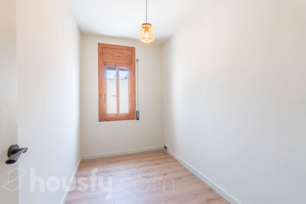 Housfy vende 🏡 luminoso piso totalmente reformado en el centro de Vilanova i la Geltrú, listo para entrar a vivir Si buscas una vivienda céntrica, reformada y con todos los servicios a un paso, esta es una excelente oportunidad. Ubicado en pleno centro de Vilanova i la Geltrú, se encuentra a tan solo 5 minutos a pie de la estación de tren, La Rambla Principal y el Mercado Municipal, y a 10 minutos de la playa, una ubicación ideal para disfrutar de la ciudad sin necesidad de utilizar el coche. La vivienda ha sido totalmente reformada y está lista para entrar a vivir. Dispone de tres dormitorios, un baño completo, un salón acogedor y una cocina funcional con salida a un balcón, que aporta luz y ventilación natural. Además, cuenta con un práctico cuarto independiente para la lavadora. El piso ofrece acabados de calidad, con suelo de parqué, carpintería exterior de aluminio y dos splits de aire acondicionado con bomba de frío y calor, garantizando el máximo confort durante todo el año. La finca se encuentra en un excelente estado de conservación, ya que ha sido completamente rehabilitada, incluida la fachada, y dispone de terraza comunitaria. Se trata de un segundo piso sin ascensor, con gastos de comunidad muy reducidos y la tranquilidad de que todas las derramas están pagadas. Una vivienda ideal tanto para quienes buscan su primera residencia como para quienes desean invertir en una de las mejores zonas de Vilanova i la Geltrú. No dejes pasar esta oportunidad. Contacta con nosotros y ven a visitarlo. Aviso legal El precio de venta no incluye gastos de la compraventa como notaría, registro, impuestos, ni tampoco honorarios agencia. Esta publicación no es vinculante. Consulta siempre la nota simple con Housfy antes de formalizar la compraventa. Sobre nosotros Housfy es la plataforma integral de servicios inmobiliarios. Nuestra combinación de expertos y tecnología pone al alcance de todo el mundo servicios cómodos, claros y seguros. AICAT número: 7922. Nos encargamos de la gestión y asesoramiento de la compra. ¡Olvídate de todo! Hacemos los trámites por ti. Y, si además necesitas financiación, ponemos a tu disposición un bróker hipotecario para ayudarte a conseguir las mejores condiciones para tu perfil económico. ¿Quieres visitarla? Contacta con Housfy y agenda tu visita sin compromiso. Más información en: housfy.com-9