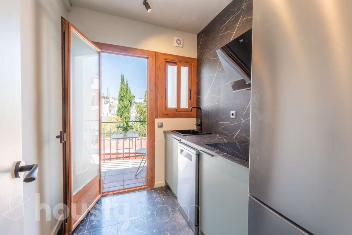 Housfy vende 🏡 luminoso piso totalmente reformado en el centro de Vilanova i la Geltrú, listo para entrar a vivir Si buscas una vivienda céntrica, reformada y con todos los servicios a un paso, esta es una excelente oportunidad. Ubicado en pleno centro de Vilanova i la Geltrú, se encuentra a tan solo 5 minutos a pie de la estación de tren, La Rambla Principal y el Mercado Municipal, y a 10 minutos de la playa, una ubicación ideal para disfrutar de la ciudad sin necesidad de utilizar el coche. La vivienda ha sido totalmente reformada y está lista para entrar a vivir. Dispone de tres dormitorios, un baño completo, un salón acogedor y una cocina funcional con salida a un balcón, que aporta luz y ventilación natural. Además, cuenta con un práctico cuarto independiente para la lavadora. El piso ofrece acabados de calidad, con suelo de parqué, carpintería exterior de aluminio y dos splits de aire acondicionado con bomba de frío y calor, garantizando el máximo confort durante todo el año. La finca se encuentra en un excelente estado de conservación, ya que ha sido completamente rehabilitada, incluida la fachada, y dispone de terraza comunitaria. Se trata de un segundo piso sin ascensor, con gastos de comunidad muy reducidos y la tranquilidad de que todas las derramas están pagadas. Una vivienda ideal tanto para quienes buscan su primera residencia como para quienes desean invertir en una de las mejores zonas de Vilanova i la Geltrú. No dejes pasar esta oportunidad. Contacta con nosotros y ven a visitarlo. Aviso legal El precio de venta no incluye gastos de la compraventa como notaría, registro, impuestos, ni tampoco honorarios agencia. Esta publicación no es vinculante. Consulta siempre la nota simple con Housfy antes de formalizar la compraventa. Sobre nosotros Housfy es la plataforma integral de servicios inmobiliarios. Nuestra combinación de expertos y tecnología pone al alcance de todo el mundo servicios cómodos, claros y seguros. AICAT número: 7922. Nos encargamos de la gestión y asesoramiento de la compra. ¡Olvídate de todo! Hacemos los trámites por ti. Y, si además necesitas financiación, ponemos a tu disposición un bróker hipotecario para ayudarte a conseguir las mejores condiciones para tu perfil económico. ¿Quieres visitarla? Contacta con Housfy y agenda tu visita sin compromiso. Más información en: housfy.com-3
