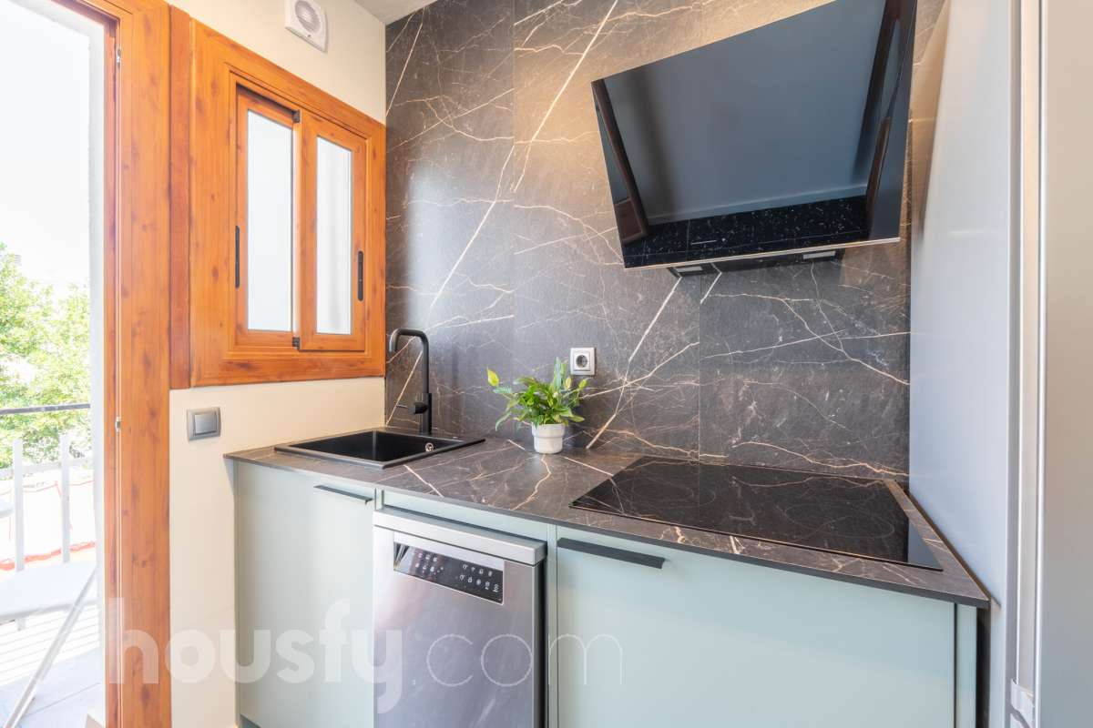 Housfy vende 🏡 luminoso piso totalmente reformado en el centro de Vilanova i la Geltrú, listo para entrar a vivir Si buscas una vivienda céntrica, reformada y con todos los servicios a un paso, esta es una excelente oportunidad. Ubicado en pleno centro de Vilanova i la Geltrú, se encuentra a tan solo 5 minutos a pie de la estación de tren, La Rambla Principal y el Mercado Municipal, y a 10 minutos de la playa, una ubicación ideal para disfrutar de la ciudad sin necesidad de utilizar el coche. La vivienda ha sido totalmente reformada y está lista para entrar a vivir. Dispone de tres dormitorios, un baño completo, un salón acogedor y una cocina funcional con salida a un balcón, que aporta luz y ventilación natural. Además, cuenta con un práctico cuarto independiente para la lavadora. El piso ofrece acabados de calidad, con suelo de parqué, carpintería exterior de aluminio y dos splits de aire acondicionado con bomba de frío y calor, garantizando el máximo confort durante todo el año. La finca se encuentra en un excelente estado de conservación, ya que ha sido completamente rehabilitada, incluida la fachada, y dispone de terraza comunitaria. Se trata de un segundo piso sin ascensor, con gastos de comunidad muy reducidos y la tranquilidad de que todas las derramas están pagadas. Una vivienda ideal tanto para quienes buscan su primera residencia como para quienes desean invertir en una de las mejores zonas de Vilanova i la Geltrú. No dejes pasar esta oportunidad. Contacta con nosotros y ven a visitarlo. Aviso legal El precio de venta no incluye gastos de la compraventa como notaría, registro, impuestos, ni tampoco honorarios agencia. Esta publicación no es vinculante. Consulta siempre la nota simple con Housfy antes de formalizar la compraventa. Sobre nosotros Housfy es la plataforma integral de servicios inmobiliarios. Nuestra combinación de expertos y tecnología pone al alcance de todo el mundo servicios cómodos, claros y seguros. AICAT número: 7922. Nos encargamos de la gestión y asesoramiento de la compra. ¡Olvídate de todo! Hacemos los trámites por ti. Y, si además necesitas financiación, ponemos a tu disposición un bróker hipotecario para ayudarte a conseguir las mejores condiciones para tu perfil económico. ¿Quieres visitarla? Contacta con Housfy y agenda tu visita sin compromiso. Más información en: housfy.com-27