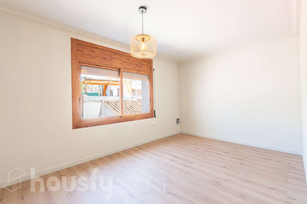 Housfy vende 🏡 luminoso piso totalmente reformado en el centro de Vilanova i la Geltrú, listo para entrar a vivir Si buscas una vivienda céntrica, reformada y con todos los servicios a un paso, esta es una excelente oportunidad. Ubicado en pleno centro de Vilanova i la Geltrú, se encuentra a tan solo 5 minutos a pie de la estación de tren, La Rambla Principal y el Mercado Municipal, y a 10 minutos de la playa, una ubicación ideal para disfrutar de la ciudad sin necesidad de utilizar el coche. La vivienda ha sido totalmente reformada y está lista para entrar a vivir. Dispone de tres dormitorios, un baño completo, un salón acogedor y una cocina funcional con salida a un balcón, que aporta luz y ventilación natural. Además, cuenta con un práctico cuarto independiente para la lavadora. El piso ofrece acabados de calidad, con suelo de parqué, carpintería exterior de aluminio y dos splits de aire acondicionado con bomba de frío y calor, garantizando el máximo confort durante todo el año. La finca se encuentra en un excelente estado de conservación, ya que ha sido completamente rehabilitada, incluida la fachada, y dispone de terraza comunitaria. Se trata de un segundo piso sin ascensor, con gastos de comunidad muy reducidos y la tranquilidad de que todas las derramas están pagadas. Una vivienda ideal tanto para quienes buscan su primera residencia como para quienes desean invertir en una de las mejores zonas de Vilanova i la Geltrú. No dejes pasar esta oportunidad. Contacta con nosotros y ven a visitarlo. Aviso legal El precio de venta no incluye gastos de la compraventa como notaría, registro, impuestos, ni tampoco honorarios agencia. Esta publicación no es vinculante. Consulta siempre la nota simple con Housfy antes de formalizar la compraventa. Sobre nosotros Housfy es la plataforma integral de servicios inmobiliarios. Nuestra combinación de expertos y tecnología pone al alcance de todo el mundo servicios cómodos, claros y seguros. AICAT número: 7922. Nos encargamos de la gestión y asesoramiento de la compra. ¡Olvídate de todo! Hacemos los trámites por ti. Y, si además necesitas financiación, ponemos a tu disposición un bróker hipotecario para ayudarte a conseguir las mejores condiciones para tu perfil económico. ¿Quieres visitarla? Contacta con Housfy y agenda tu visita sin compromiso. Más información en: housfy.com-6