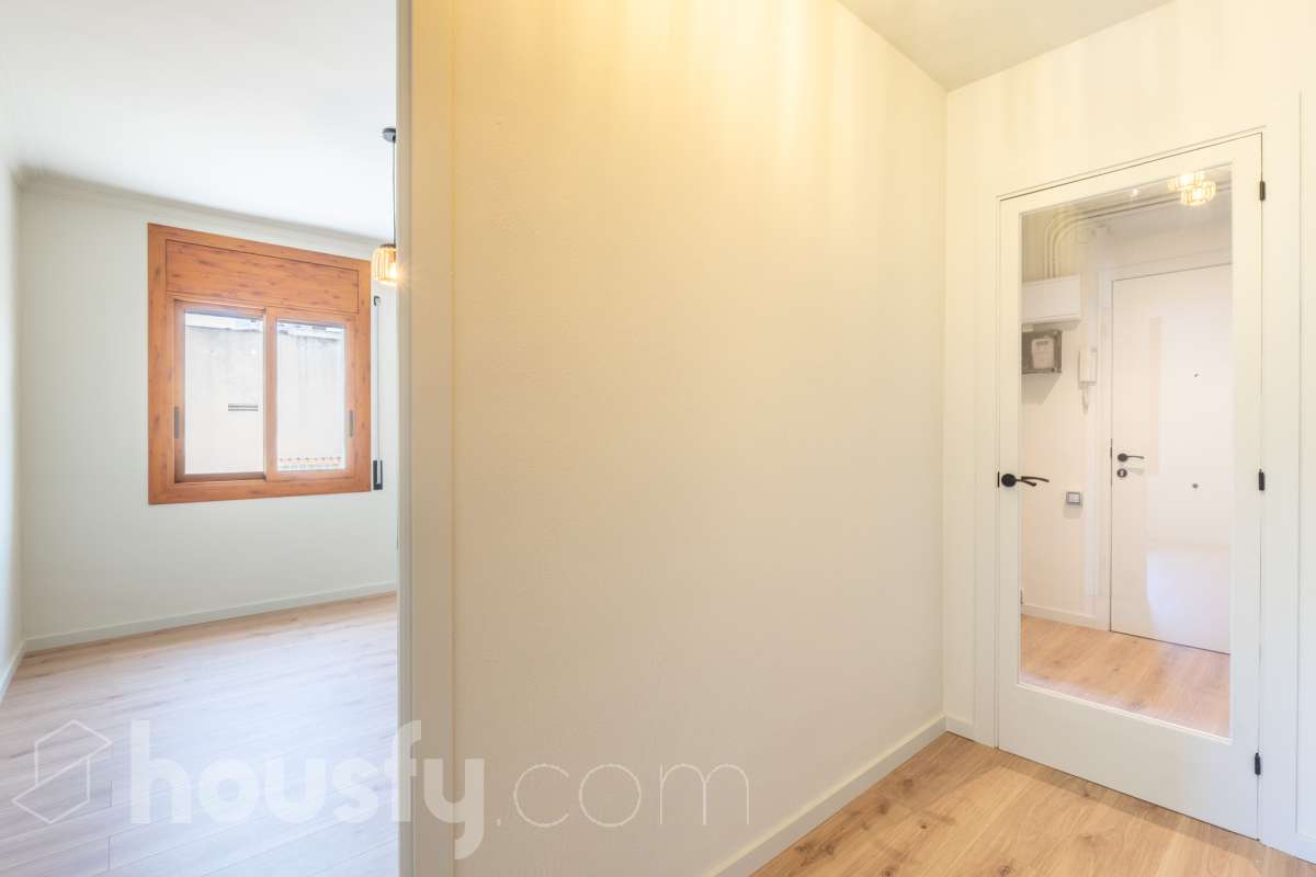 Housfy vende 🏡 luminoso piso totalmente reformado en el centro de Vilanova i la Geltrú, listo para entrar a vivir Si buscas una vivienda céntrica, reformada y con todos los servicios a un paso, esta es una excelente oportunidad. Ubicado en pleno centro de Vilanova i la Geltrú, se encuentra a tan solo 5 minutos a pie de la estación de tren, La Rambla Principal y el Mercado Municipal, y a 10 minutos de la playa, una ubicación ideal para disfrutar de la ciudad sin necesidad de utilizar el coche. La vivienda ha sido totalmente reformada y está lista para entrar a vivir. Dispone de tres dormitorios, un baño completo, un salón acogedor y una cocina funcional con salida a un balcón, que aporta luz y ventilación natural. Además, cuenta con un práctico cuarto independiente para la lavadora. El piso ofrece acabados de calidad, con suelo de parqué, carpintería exterior de aluminio y dos splits de aire acondicionado con bomba de frío y calor, garantizando el máximo confort durante todo el año. La finca se encuentra en un excelente estado de conservación, ya que ha sido completamente rehabilitada, incluida la fachada, y dispone de terraza comunitaria. Se trata de un segundo piso sin ascensor, con gastos de comunidad muy reducidos y la tranquilidad de que todas las derramas están pagadas. Una vivienda ideal tanto para quienes buscan su primera residencia como para quienes desean invertir en una de las mejores zonas de Vilanova i la Geltrú. No dejes pasar esta oportunidad. Contacta con nosotros y ven a visitarlo. Aviso legal El precio de venta no incluye gastos de la compraventa como notaría, registro, impuestos, ni tampoco honorarios agencia. Esta publicación no es vinculante. Consulta siempre la nota simple con Housfy antes de formalizar la compraventa. Sobre nosotros Housfy es la plataforma integral de servicios inmobiliarios. Nuestra combinación de expertos y tecnología pone al alcance de todo el mundo servicios cómodos, claros y seguros. AICAT número: 7922. Nos encargamos de la gestión y asesoramiento de la compra. ¡Olvídate de todo! Hacemos los trámites por ti. Y, si además necesitas financiación, ponemos a tu disposición un bróker hipotecario para ayudarte a conseguir las mejores condiciones para tu perfil económico. ¿Quieres visitarla? Contacta con Housfy y agenda tu visita sin compromiso. Más información en: housfy.com-19