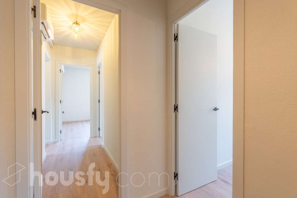 Housfy vende 🏡 luminoso piso totalmente reformado en el centro de Vilanova i la Geltrú, listo para entrar a vivir Si buscas una vivienda céntrica, reformada y con todos los servicios a un paso, esta es una excelente oportunidad. Ubicado en pleno centro de Vilanova i la Geltrú, se encuentra a tan solo 5 minutos a pie de la estación de tren, La Rambla Principal y el Mercado Municipal, y a 10 minutos de la playa, una ubicación ideal para disfrutar de la ciudad sin necesidad de utilizar el coche. La vivienda ha sido totalmente reformada y está lista para entrar a vivir. Dispone de tres dormitorios, un baño completo, un salón acogedor y una cocina funcional con salida a un balcón, que aporta luz y ventilación natural. Además, cuenta con un práctico cuarto independiente para la lavadora. El piso ofrece acabados de calidad, con suelo de parqué, carpintería exterior de aluminio y dos splits de aire acondicionado con bomba de frío y calor, garantizando el máximo confort durante todo el año. La finca se encuentra en un excelente estado de conservación, ya que ha sido completamente rehabilitada, incluida la fachada, y dispone de terraza comunitaria. Se trata de un segundo piso sin ascensor, con gastos de comunidad muy reducidos y la tranquilidad de que todas las derramas están pagadas. Una vivienda ideal tanto para quienes buscan su primera residencia como para quienes desean invertir en una de las mejores zonas de Vilanova i la Geltrú. No dejes pasar esta oportunidad. Contacta con nosotros y ven a visitarlo. Aviso legal El precio de venta no incluye gastos de la compraventa como notaría, registro, impuestos, ni tampoco honorarios agencia. Esta publicación no es vinculante. Consulta siempre la nota simple con Housfy antes de formalizar la compraventa. Sobre nosotros Housfy es la plataforma integral de servicios inmobiliarios. Nuestra combinación de expertos y tecnología pone al alcance de todo el mundo servicios cómodos, claros y seguros. AICAT número: 7922. Nos encargamos de la gestión y asesoramiento de la compra. ¡Olvídate de todo! Hacemos los trámites por ti. Y, si además necesitas financiación, ponemos a tu disposición un bróker hipotecario para ayudarte a conseguir las mejores condiciones para tu perfil económico. ¿Quieres visitarla? Contacta con Housfy y agenda tu visita sin compromiso. Más información en: housfy.com-25
