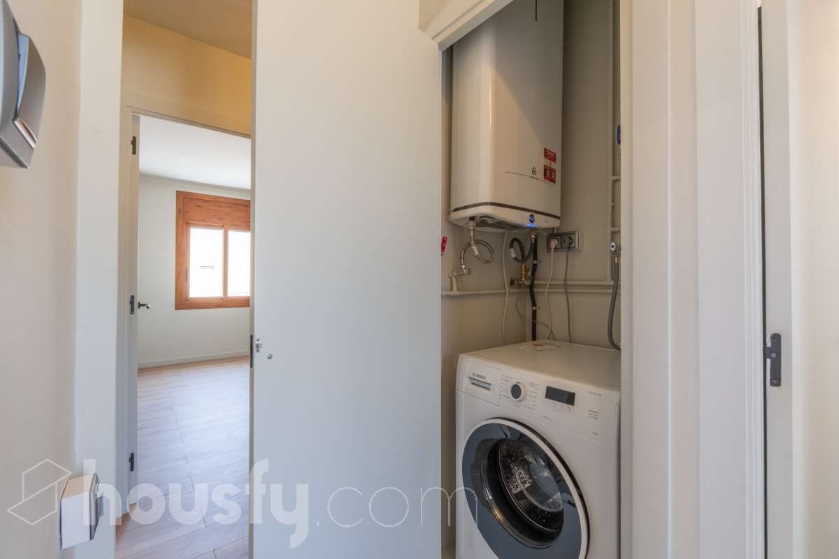 Housfy vende 🏡 luminoso piso totalmente reformado en el centro de Vilanova i la Geltrú, listo para entrar a vivir Si buscas una vivienda céntrica, reformada y con todos los servicios a un paso, esta es una excelente oportunidad. Ubicado en pleno centro de Vilanova i la Geltrú, se encuentra a tan solo 5 minutos a pie de la estación de tren, La Rambla Principal y el Mercado Municipal, y a 10 minutos de la playa, una ubicación ideal para disfrutar de la ciudad sin necesidad de utilizar el coche. La vivienda ha sido totalmente reformada y está lista para entrar a vivir. Dispone de tres dormitorios, un baño completo, un salón acogedor y una cocina funcional con salida a un balcón, que aporta luz y ventilación natural. Además, cuenta con un práctico cuarto independiente para la lavadora. El piso ofrece acabados de calidad, con suelo de parqué, carpintería exterior de aluminio y dos splits de aire acondicionado con bomba de frío y calor, garantizando el máximo confort durante todo el año. La finca se encuentra en un excelente estado de conservación, ya que ha sido completamente rehabilitada, incluida la fachada, y dispone de terraza comunitaria. Se trata de un segundo piso sin ascensor, con gastos de comunidad muy reducidos y la tranquilidad de que todas las derramas están pagadas. Una vivienda ideal tanto para quienes buscan su primera residencia como para quienes desean invertir en una de las mejores zonas de Vilanova i la Geltrú. No dejes pasar esta oportunidad. Contacta con nosotros y ven a visitarlo. Aviso legal El precio de venta no incluye gastos de la compraventa como notaría, registro, impuestos, ni tampoco honorarios agencia. Esta publicación no es vinculante. Consulta siempre la nota simple con Housfy antes de formalizar la compraventa. Sobre nosotros Housfy es la plataforma integral de servicios inmobiliarios. Nuestra combinación de expertos y tecnología pone al alcance de todo el mundo servicios cómodos, claros y seguros. AICAT número: 7922. Nos encargamos de la gestión y asesoramiento de la compra. ¡Olvídate de todo! Hacemos los trámites por ti. Y, si además necesitas financiación, ponemos a tu disposición un bróker hipotecario para ayudarte a conseguir las mejores condiciones para tu perfil económico. ¿Quieres visitarla? Contacta con Housfy y agenda tu visita sin compromiso. Más información en: housfy.com-24