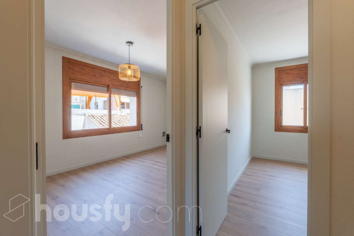 Housfy vende 🏡 luminoso piso totalmente reformado en el centro de Vilanova i la Geltrú, listo para entrar a vivir Si buscas una vivienda céntrica, reformada y con todos los servicios a un paso, esta es una excelente oportunidad. Ubicado en pleno centro de Vilanova i la Geltrú, se encuentra a tan solo 5 minutos a pie de la estación de tren, La Rambla Principal y el Mercado Municipal, y a 10 minutos de la playa, una ubicación ideal para disfrutar de la ciudad sin necesidad de utilizar el coche. La vivienda ha sido totalmente reformada y está lista para entrar a vivir. Dispone de tres dormitorios, un baño completo, un salón acogedor y una cocina funcional con salida a un balcón, que aporta luz y ventilación natural. Además, cuenta con un práctico cuarto independiente para la lavadora. El piso ofrece acabados de calidad, con suelo de parqué, carpintería exterior de aluminio y dos splits de aire acondicionado con bomba de frío y calor, garantizando el máximo confort durante todo el año. La finca se encuentra en un excelente estado de conservación, ya que ha sido completamente rehabilitada, incluida la fachada, y dispone de terraza comunitaria. Se trata de un segundo piso sin ascensor, con gastos de comunidad muy reducidos y la tranquilidad de que todas las derramas están pagadas. Una vivienda ideal tanto para quienes buscan su primera residencia como para quienes desean invertir en una de las mejores zonas de Vilanova i la Geltrú. No dejes pasar esta oportunidad. Contacta con nosotros y ven a visitarlo. Aviso legal El precio de venta no incluye gastos de la compraventa como notaría, registro, impuestos, ni tampoco honorarios agencia. Esta publicación no es vinculante. Consulta siempre la nota simple con Housfy antes de formalizar la compraventa. Sobre nosotros Housfy es la plataforma integral de servicios inmobiliarios. Nuestra combinación de expertos y tecnología pone al alcance de todo el mundo servicios cómodos, claros y seguros. AICAT número: 7922. Nos encargamos de la gestión y asesoramiento de la compra. ¡Olvídate de todo! Hacemos los trámites por ti. Y, si además necesitas financiación, ponemos a tu disposición un bróker hipotecario para ayudarte a conseguir las mejores condiciones para tu perfil económico. ¿Quieres visitarla? Contacta con Housfy y agenda tu visita sin compromiso. Más información en: housfy.com-21