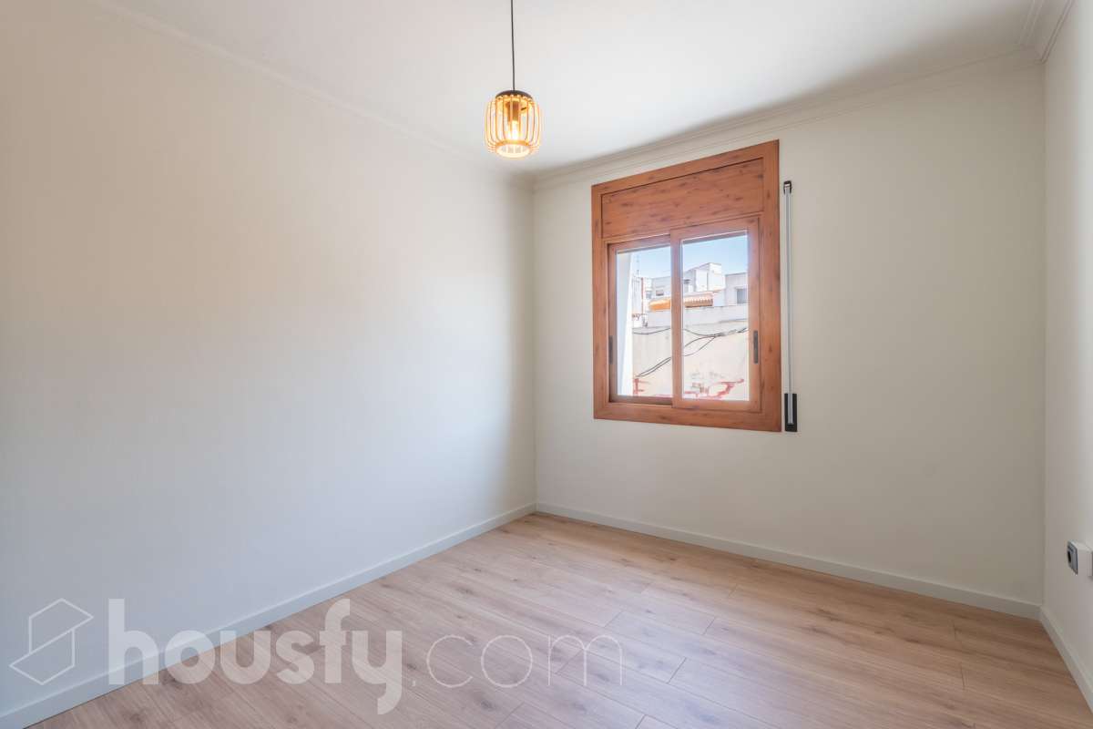 Housfy vende 🏡 luminoso piso totalmente reformado en el centro de Vilanova i la Geltrú, listo para entrar a vivir Si buscas una vivienda céntrica, reformada y con todos los servicios a un paso, esta es una excelente oportunidad. Ubicado en pleno centro de Vilanova i la Geltrú, se encuentra a tan solo 5 minutos a pie de la estación de tren, La Rambla Principal y el Mercado Municipal, y a 10 minutos de la playa, una ubicación ideal para disfrutar de la ciudad sin necesidad de utilizar el coche. La vivienda ha sido totalmente reformada y está lista para entrar a vivir. Dispone de tres dormitorios, un baño completo, un salón acogedor y una cocina funcional con salida a un balcón, que aporta luz y ventilación natural. Además, cuenta con un práctico cuarto independiente para la lavadora. El piso ofrece acabados de calidad, con suelo de parqué, carpintería exterior de aluminio y dos splits de aire acondicionado con bomba de frío y calor, garantizando el máximo confort durante todo el año. La finca se encuentra en un excelente estado de conservación, ya que ha sido completamente rehabilitada, incluida la fachada, y dispone de terraza comunitaria. Se trata de un segundo piso sin ascensor, con gastos de comunidad muy reducidos y la tranquilidad de que todas las derramas están pagadas. Una vivienda ideal tanto para quienes buscan su primera residencia como para quienes desean invertir en una de las mejores zonas de Vilanova i la Geltrú. No dejes pasar esta oportunidad. Contacta con nosotros y ven a visitarlo. Aviso legal El precio de venta no incluye gastos de la compraventa como notaría, registro, impuestos, ni tampoco honorarios agencia. Esta publicación no es vinculante. Consulta siempre la nota simple con Housfy antes de formalizar la compraventa. Sobre nosotros Housfy es la plataforma integral de servicios inmobiliarios. Nuestra combinación de expertos y tecnología pone al alcance de todo el mundo servicios cómodos, claros y seguros. AICAT número: 7922. Nos encargamos de la gestión y asesoramiento de la compra. ¡Olvídate de todo! Hacemos los trámites por ti. Y, si además necesitas financiación, ponemos a tu disposición un bróker hipotecario para ayudarte a conseguir las mejores condiciones para tu perfil económico. ¿Quieres visitarla? Contacta con Housfy y agenda tu visita sin compromiso. Más información en: housfy.com-14