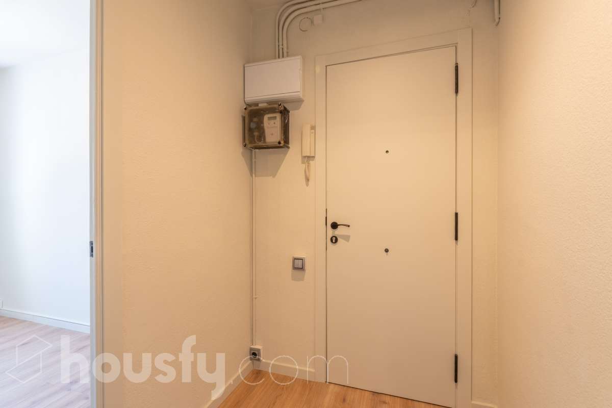 Housfy vende 🏡 luminoso piso totalmente reformado en el centro de Vilanova i la Geltrú, listo para entrar a vivir Si buscas una vivienda céntrica, reformada y con todos los servicios a un paso, esta es una excelente oportunidad. Ubicado en pleno centro de Vilanova i la Geltrú, se encuentra a tan solo 5 minutos a pie de la estación de tren, La Rambla Principal y el Mercado Municipal, y a 10 minutos de la playa, una ubicación ideal para disfrutar de la ciudad sin necesidad de utilizar el coche. La vivienda ha sido totalmente reformada y está lista para entrar a vivir. Dispone de tres dormitorios, un baño completo, un salón acogedor y una cocina funcional con salida a un balcón, que aporta luz y ventilación natural. Además, cuenta con un práctico cuarto independiente para la lavadora. El piso ofrece acabados de calidad, con suelo de parqué, carpintería exterior de aluminio y dos splits de aire acondicionado con bomba de frío y calor, garantizando el máximo confort durante todo el año. La finca se encuentra en un excelente estado de conservación, ya que ha sido completamente rehabilitada, incluida la fachada, y dispone de terraza comunitaria. Se trata de un segundo piso sin ascensor, con gastos de comunidad muy reducidos y la tranquilidad de que todas las derramas están pagadas. Una vivienda ideal tanto para quienes buscan su primera residencia como para quienes desean invertir en una de las mejores zonas de Vilanova i la Geltrú. No dejes pasar esta oportunidad. Contacta con nosotros y ven a visitarlo. Aviso legal El precio de venta no incluye gastos de la compraventa como notaría, registro, impuestos, ni tampoco honorarios agencia. Esta publicación no es vinculante. Consulta siempre la nota simple con Housfy antes de formalizar la compraventa. Sobre nosotros Housfy es la plataforma integral de servicios inmobiliarios. Nuestra combinación de expertos y tecnología pone al alcance de todo el mundo servicios cómodos, claros y seguros. AICAT número: 7922. Nos encargamos de la gestión y asesoramiento de la compra. ¡Olvídate de todo! Hacemos los trámites por ti. Y, si además necesitas financiación, ponemos a tu disposición un bróker hipotecario para ayudarte a conseguir las mejores condiciones para tu perfil económico. ¿Quieres visitarla? Contacta con Housfy y agenda tu visita sin compromiso. Más información en: housfy.com-22