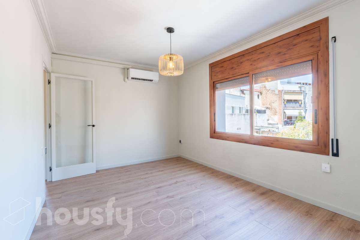 Housfy vende 🏡 luminoso piso totalmente reformado en el centro de Vilanova i la Geltrú, listo para entrar a vivir Si buscas una vivienda céntrica, reformada y con todos los servicios a un paso, esta es una excelente oportunidad. Ubicado en pleno centro de Vilanova i la Geltrú, se encuentra a tan solo 5 minutos a pie de la estación de tren, La Rambla Principal y el Mercado Municipal, y a 10 minutos de la playa, una ubicación ideal para disfrutar de la ciudad sin necesidad de utilizar el coche. La vivienda ha sido totalmente reformada y está lista para entrar a vivir. Dispone de tres dormitorios, un baño completo, un salón acogedor y una cocina funcional con salida a un balcón, que aporta luz y ventilación natural. Además, cuenta con un práctico cuarto independiente para la lavadora. El piso ofrece acabados de calidad, con suelo de parqué, carpintería exterior de aluminio y dos splits de aire acondicionado con bomba de frío y calor, garantizando el máximo confort durante todo el año. La finca se encuentra en un excelente estado de conservación, ya que ha sido completamente rehabilitada, incluida la fachada, y dispone de terraza comunitaria. Se trata de un segundo piso sin ascensor, con gastos de comunidad muy reducidos y la tranquilidad de que todas las derramas están pagadas. Una vivienda ideal tanto para quienes buscan su primera residencia como para quienes desean invertir en una de las mejores zonas de Vilanova i la Geltrú. No dejes pasar esta oportunidad. Contacta con nosotros y ven a visitarlo. Aviso legal El precio de venta no incluye gastos de la compraventa como notaría, registro, impuestos, ni tampoco honorarios agencia. Esta publicación no es vinculante. Consulta siempre la nota simple con Housfy antes de formalizar la compraventa. Sobre nosotros Housfy es la plataforma integral de servicios inmobiliarios. Nuestra combinación de expertos y tecnología pone al alcance de todo el mundo servicios cómodos, claros y seguros. AICAT número: 7922. Nos encargamos de la gestión y asesoramiento de la compra. ¡Olvídate de todo! Hacemos los trámites por ti. Y, si además necesitas financiación, ponemos a tu disposición un bróker hipotecario para ayudarte a conseguir las mejores condiciones para tu perfil económico. ¿Quieres visitarla? Contacta con Housfy y agenda tu visita sin compromiso. Más información en: housfy.com-7