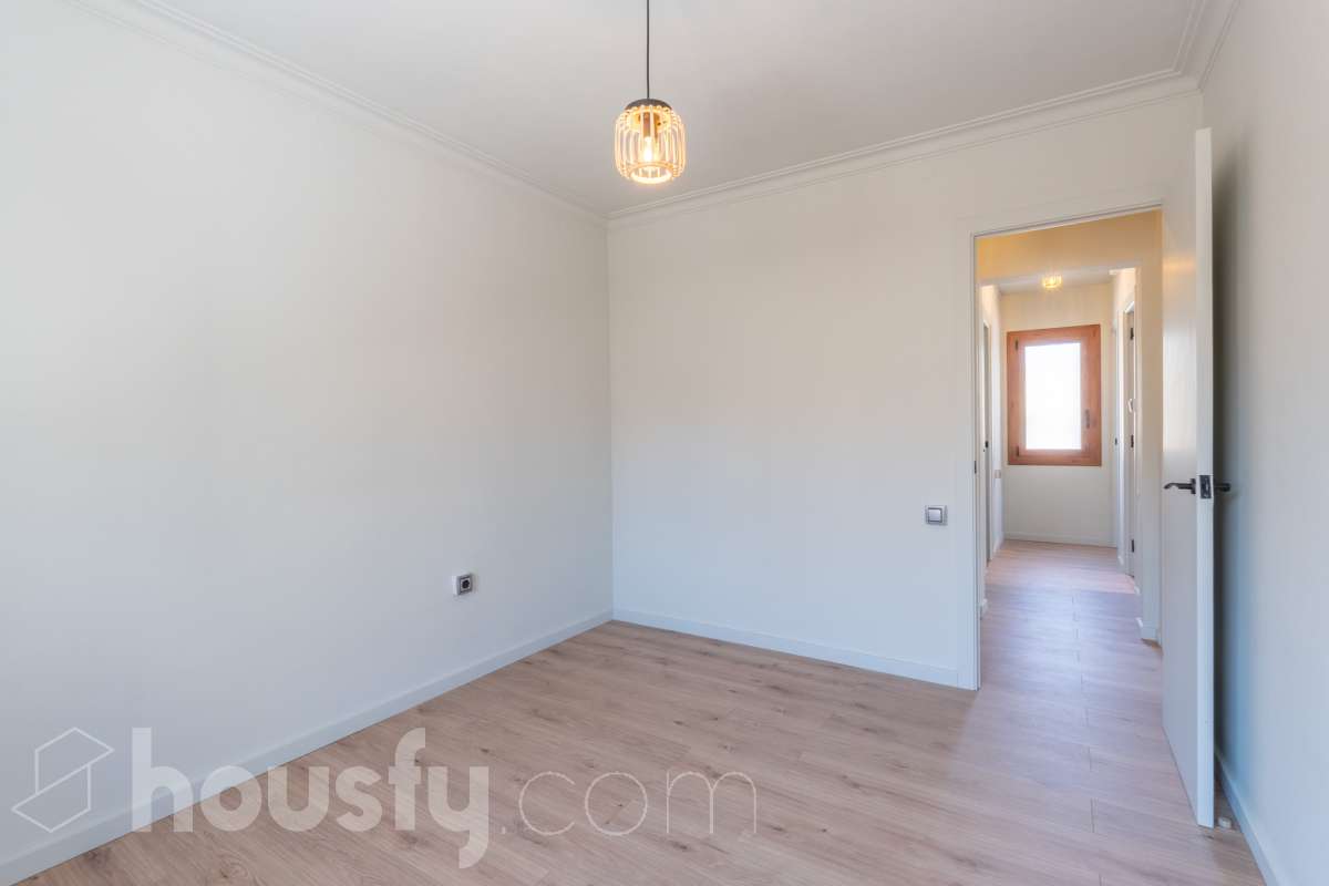 Housfy vende 🏡 luminoso piso totalmente reformado en el centro de Vilanova i la Geltrú, listo para entrar a vivir Si buscas una vivienda céntrica, reformada y con todos los servicios a un paso, esta es una excelente oportunidad. Ubicado en pleno centro de Vilanova i la Geltrú, se encuentra a tan solo 5 minutos a pie de la estación de tren, La Rambla Principal y el Mercado Municipal, y a 10 minutos de la playa, una ubicación ideal para disfrutar de la ciudad sin necesidad de utilizar el coche. La vivienda ha sido totalmente reformada y está lista para entrar a vivir. Dispone de tres dormitorios, un baño completo, un salón acogedor y una cocina funcional con salida a un balcón, que aporta luz y ventilación natural. Además, cuenta con un práctico cuarto independiente para la lavadora. El piso ofrece acabados de calidad, con suelo de parqué, carpintería exterior de aluminio y dos splits de aire acondicionado con bomba de frío y calor, garantizando el máximo confort durante todo el año. La finca se encuentra en un excelente estado de conservación, ya que ha sido completamente rehabilitada, incluida la fachada, y dispone de terraza comunitaria. Se trata de un segundo piso sin ascensor, con gastos de comunidad muy reducidos y la tranquilidad de que todas las derramas están pagadas. Una vivienda ideal tanto para quienes buscan su primera residencia como para quienes desean invertir en una de las mejores zonas de Vilanova i la Geltrú. No dejes pasar esta oportunidad. Contacta con nosotros y ven a visitarlo. Aviso legal El precio de venta no incluye gastos de la compraventa como notaría, registro, impuestos, ni tampoco honorarios agencia. Esta publicación no es vinculante. Consulta siempre la nota simple con Housfy antes de formalizar la compraventa. Sobre nosotros Housfy es la plataforma integral de servicios inmobiliarios. Nuestra combinación de expertos y tecnología pone al alcance de todo el mundo servicios cómodos, claros y seguros. AICAT número: 7922. Nos encargamos de la gestión y asesoramiento de la compra. ¡Olvídate de todo! Hacemos los trámites por ti. Y, si además necesitas financiación, ponemos a tu disposición un bróker hipotecario para ayudarte a conseguir las mejores condiciones para tu perfil económico. ¿Quieres visitarla? Contacta con Housfy y agenda tu visita sin compromiso. Más información en: housfy.com-12