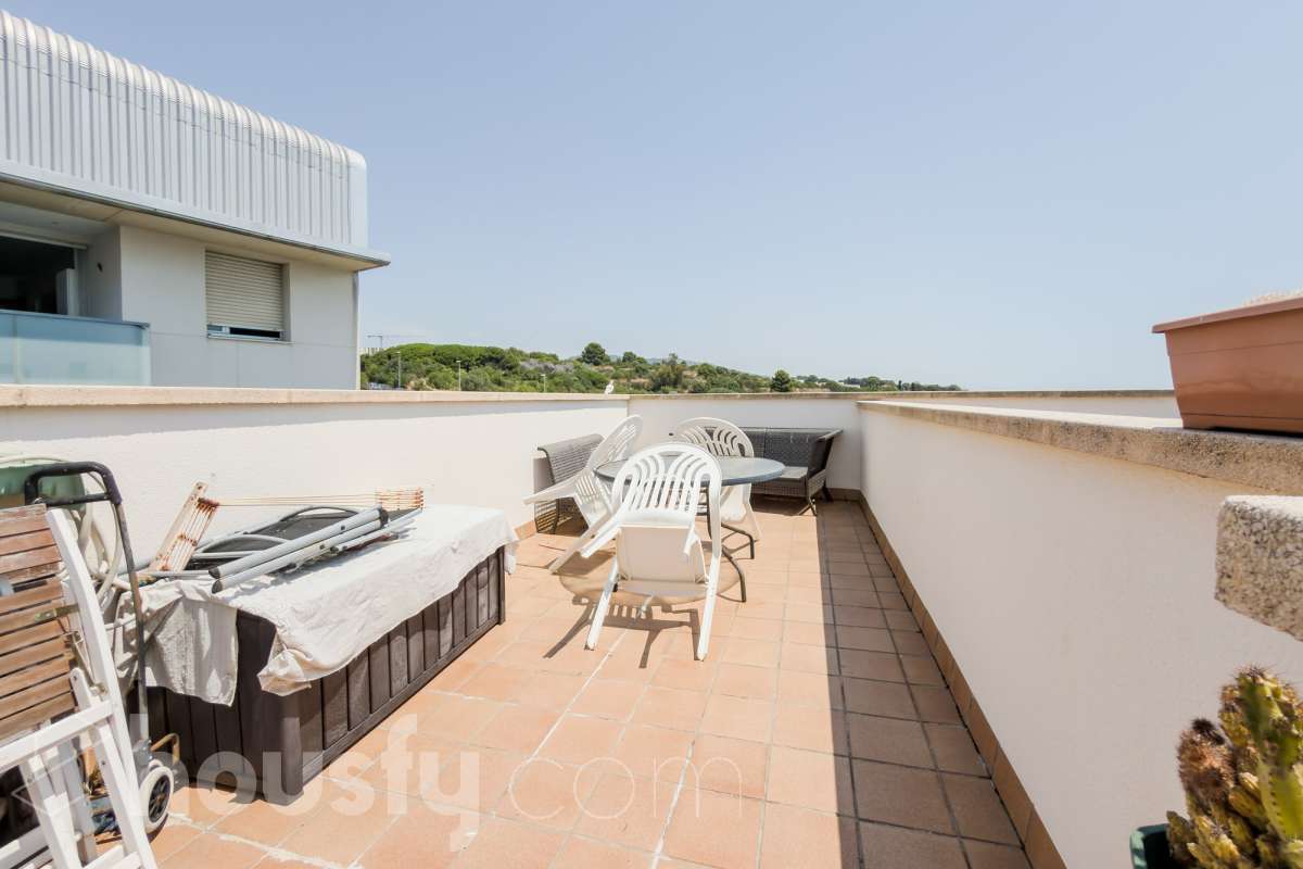 Housfy vende 🏡 luminoso piso ubicado en Montgat, el cuál consta de 51m2 útiles y 25m2 de terraza de uso privativo (verificados con la Dirección General de Catastro). Construido en el año: 2006. VIVIENDA ACTUALMENTE ALQUILADA Distribución de estancias -Salón-comedor -2 Dormitorios -1 Baño -Cocina equipada Características específicas -Cédula de habitabilidad -Ascensor -Aire acondicionado -Calefacción -Terraza Zona y entorno Respecto a la ubicación, se sitúa en Montgat, municipio de Barcelona. Esta propiedad se encuentra cerca de transporte público, colegios, supermercados y farmacias, zona tranquila y próxima al mar. Aviso legal El precio de venta no incluye gastos de la compraventa como notaría, registro, impuestos, ni tampoco honorarios agencia. Esta publicación no es vinculante. Consulta siempre la nota simple con Housfy antes de formalizar la compraventa. Sobre nosotros Housfy es la plataforma integral de servicios inmobiliarios. Nuestra combinación de expertos y tecnología pone al alcance de todo el mundo servicios cómodos, claros y seguros. AICAT número: 7922. Nos encargamos de la gestión y asesoramiento de la compra. ¡Olvídate de todo! Hacemos los trámites por ti. Y, si además necesitas financiación, ponemos a tu disposición un bróker hipotecario para ayudarte a conseguir las mejores condiciones para tu perfil económico. ¿Quieres visitarla? Contacta con Housfy y agenda tu visita sin compromiso. Más información en: housfy.com En cumplimiento de la Ley 8/2026 en Cataluña, el certificado de presencia o ausencia de amianto se encuentra en proceso de tramitación.-14