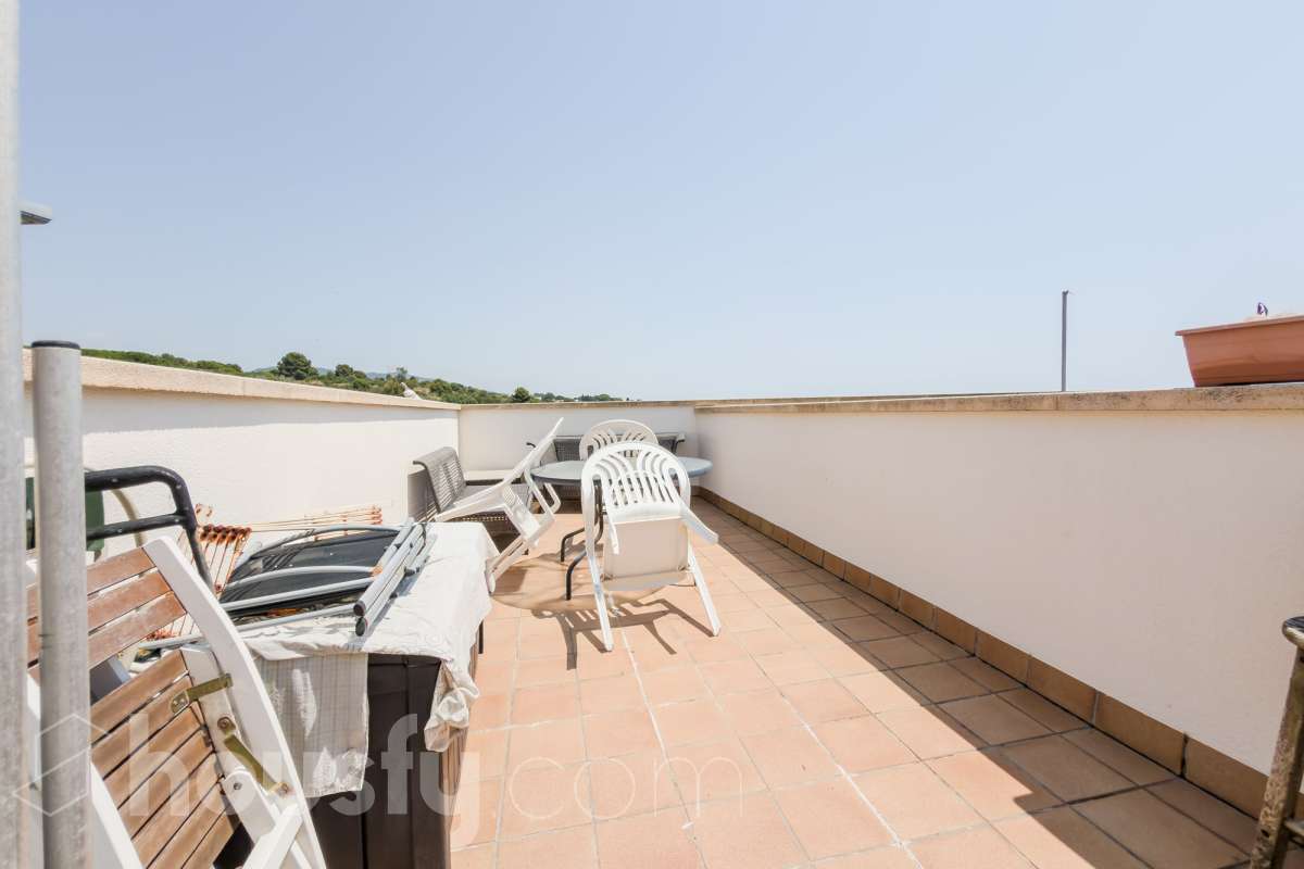 Housfy vende 🏡 luminoso piso ubicado en Montgat, el cuál consta de 51m2 útiles y 25m2 de terraza de uso privativo (verificados con la Dirección General de Catastro). Construido en el año: 2006. VIVIENDA ACTUALMENTE ALQUILADA Distribución de estancias -Salón-comedor -2 Dormitorios -1 Baño -Cocina equipada Características específicas -Cédula de habitabilidad -Ascensor -Aire acondicionado -Calefacción -Terraza Zona y entorno Respecto a la ubicación, se sitúa en Montgat, municipio de Barcelona. Esta propiedad se encuentra cerca de transporte público, colegios, supermercados y farmacias, zona tranquila y próxima al mar. Aviso legal El precio de venta no incluye gastos de la compraventa como notaría, registro, impuestos, ni tampoco honorarios agencia. Esta publicación no es vinculante. Consulta siempre la nota simple con Housfy antes de formalizar la compraventa. Sobre nosotros Housfy es la plataforma integral de servicios inmobiliarios. Nuestra combinación de expertos y tecnología pone al alcance de todo el mundo servicios cómodos, claros y seguros. AICAT número: 7922. Nos encargamos de la gestión y asesoramiento de la compra. ¡Olvídate de todo! Hacemos los trámites por ti. Y, si además necesitas financiación, ponemos a tu disposición un bróker hipotecario para ayudarte a conseguir las mejores condiciones para tu perfil económico. ¿Quieres visitarla? Contacta con Housfy y agenda tu visita sin compromiso. Más información en: housfy.com En cumplimiento de la Ley 8/2026 en Cataluña, el certificado de presencia o ausencia de amianto se encuentra en proceso de tramitación.-2
