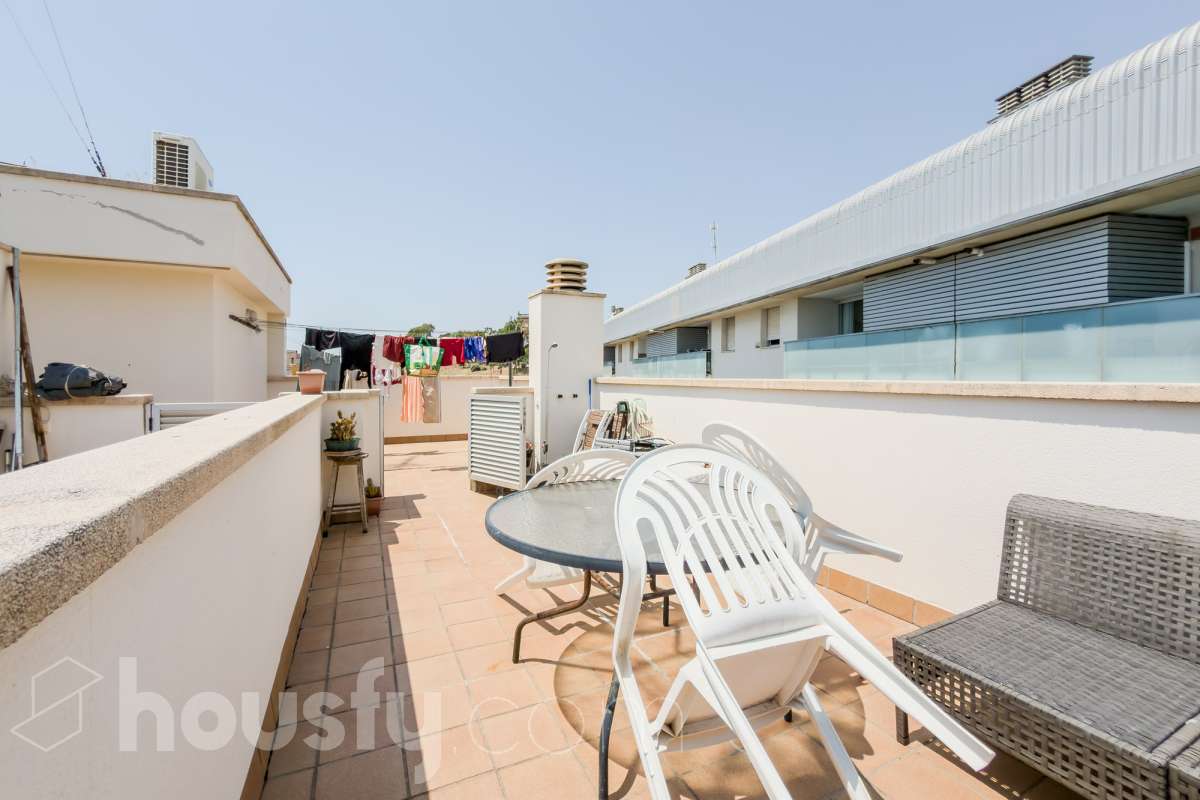 Housfy vende 🏡 luminoso piso ubicado en Montgat, el cuál consta de 51m2 útiles y 25m2 de terraza de uso privativo (verificados con la Dirección General de Catastro). Construido en el año: 2006. VIVIENDA ACTUALMENTE ALQUILADA Distribución de estancias -Salón-comedor -2 Dormitorios -1 Baño -Cocina equipada Características específicas -Cédula de habitabilidad -Ascensor -Aire acondicionado -Calefacción -Terraza Zona y entorno Respecto a la ubicación, se sitúa en Montgat, municipio de Barcelona. Esta propiedad se encuentra cerca de transporte público, colegios, supermercados y farmacias, zona tranquila y próxima al mar. Aviso legal El precio de venta no incluye gastos de la compraventa como notaría, registro, impuestos, ni tampoco honorarios agencia. Esta publicación no es vinculante. Consulta siempre la nota simple con Housfy antes de formalizar la compraventa. Sobre nosotros Housfy es la plataforma integral de servicios inmobiliarios. Nuestra combinación de expertos y tecnología pone al alcance de todo el mundo servicios cómodos, claros y seguros. AICAT número: 7922. Nos encargamos de la gestión y asesoramiento de la compra. ¡Olvídate de todo! Hacemos los trámites por ti. Y, si además necesitas financiación, ponemos a tu disposición un bróker hipotecario para ayudarte a conseguir las mejores condiciones para tu perfil económico. ¿Quieres visitarla? Contacta con Housfy y agenda tu visita sin compromiso. Más información en: housfy.com En cumplimiento de la Ley 8/2026 en Cataluña, el certificado de presencia o ausencia de amianto se encuentra en proceso de tramitación.-15