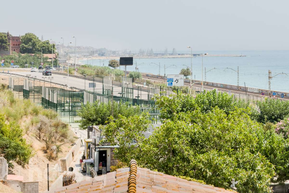 Housfy vende 🏡 luminoso piso ubicado en Montgat, el cuál consta de 51m2 útiles y 25m2 de terraza de uso privativo (verificados con la Dirección General de Catastro). Construido en el año: 2006. VIVIENDA ACTUALMENTE ALQUILADA Distribución de estancias -Salón-comedor -2 Dormitorios -1 Baño -Cocina equipada Características específicas -Cédula de habitabilidad -Ascensor -Aire acondicionado -Calefacción -Terraza Zona y entorno Respecto a la ubicación, se sitúa en Montgat, municipio de Barcelona. Esta propiedad se encuentra cerca de transporte público, colegios, supermercados y farmacias, zona tranquila y próxima al mar. Aviso legal El precio de venta no incluye gastos de la compraventa como notaría, registro, impuestos, ni tampoco honorarios agencia. Esta publicación no es vinculante. Consulta siempre la nota simple con Housfy antes de formalizar la compraventa. Sobre nosotros Housfy es la plataforma integral de servicios inmobiliarios. Nuestra combinación de expertos y tecnología pone al alcance de todo el mundo servicios cómodos, claros y seguros. AICAT número: 7922. Nos encargamos de la gestión y asesoramiento de la compra. ¡Olvídate de todo! Hacemos los trámites por ti. Y, si además necesitas financiación, ponemos a tu disposición un bróker hipotecario para ayudarte a conseguir las mejores condiciones para tu perfil económico. ¿Quieres visitarla? Contacta con Housfy y agenda tu visita sin compromiso. Más información en: housfy.com En cumplimiento de la Ley 8/2026 en Cataluña, el certificado de presencia o ausencia de amianto se encuentra en proceso de tramitación.-16