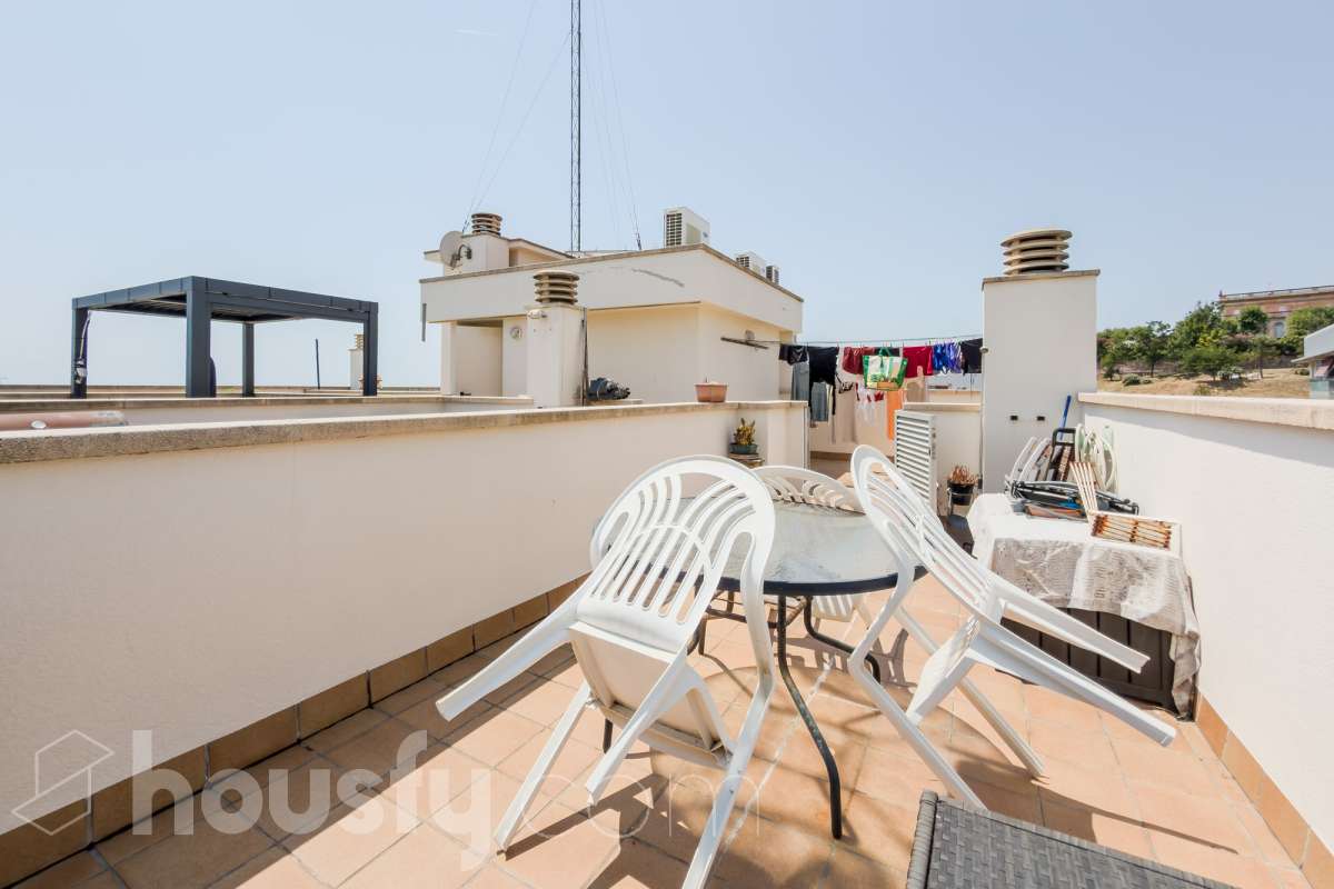 Housfy vende 🏡 luminoso piso ubicado en Montgat, el cuál consta de 51m2 útiles y 25m2 de terraza de uso privativo (verificados con la Dirección General de Catastro). Construido en el año: 2006. VIVIENDA ACTUALMENTE ALQUILADA Distribución de estancias -Salón-comedor -2 Dormitorios -1 Baño -Cocina equipada Características específicas -Cédula de habitabilidad -Ascensor -Aire acondicionado -Calefacción -Terraza Zona y entorno Respecto a la ubicación, se sitúa en Montgat, municipio de Barcelona. Esta propiedad se encuentra cerca de transporte público, colegios, supermercados y farmacias, zona tranquila y próxima al mar. Aviso legal El precio de venta no incluye gastos de la compraventa como notaría, registro, impuestos, ni tampoco honorarios agencia. Esta publicación no es vinculante. Consulta siempre la nota simple con Housfy antes de formalizar la compraventa. Sobre nosotros Housfy es la plataforma integral de servicios inmobiliarios. Nuestra combinación de expertos y tecnología pone al alcance de todo el mundo servicios cómodos, claros y seguros. AICAT número: 7922. Nos encargamos de la gestión y asesoramiento de la compra. ¡Olvídate de todo! Hacemos los trámites por ti. Y, si además necesitas financiación, ponemos a tu disposición un bróker hipotecario para ayudarte a conseguir las mejores condiciones para tu perfil económico. ¿Quieres visitarla? Contacta con Housfy y agenda tu visita sin compromiso. Más información en: housfy.com En cumplimiento de la Ley 8/2026 en Cataluña, el certificado de presencia o ausencia de amianto se encuentra en proceso de tramitación.-13