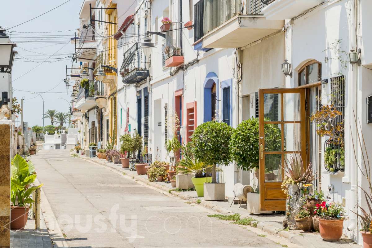 Housfy vende 🏡 luminoso piso ubicado en Montgat, el cuál consta de 51m2 útiles y 25m2 de terraza de uso privativo (verificados con la Dirección General de Catastro). Construido en el año: 2006. VIVIENDA ACTUALMENTE ALQUILADA Distribución de estancias -Salón-comedor -2 Dormitorios -1 Baño -Cocina equipada Características específicas -Cédula de habitabilidad -Ascensor -Aire acondicionado -Calefacción -Terraza Zona y entorno Respecto a la ubicación, se sitúa en Montgat, municipio de Barcelona. Esta propiedad se encuentra cerca de transporte público, colegios, supermercados y farmacias, zona tranquila y próxima al mar. Aviso legal El precio de venta no incluye gastos de la compraventa como notaría, registro, impuestos, ni tampoco honorarios agencia. Esta publicación no es vinculante. Consulta siempre la nota simple con Housfy antes de formalizar la compraventa. Sobre nosotros Housfy es la plataforma integral de servicios inmobiliarios. Nuestra combinación de expertos y tecnología pone al alcance de todo el mundo servicios cómodos, claros y seguros. AICAT número: 7922. Nos encargamos de la gestión y asesoramiento de la compra. ¡Olvídate de todo! Hacemos los trámites por ti. Y, si además necesitas financiación, ponemos a tu disposición un bróker hipotecario para ayudarte a conseguir las mejores condiciones para tu perfil económico. ¿Quieres visitarla? Contacta con Housfy y agenda tu visita sin compromiso. Más información en: housfy.com En cumplimiento de la Ley 8/2026 en Cataluña, el certificado de presencia o ausencia de amianto se encuentra en proceso de tramitación.-19
