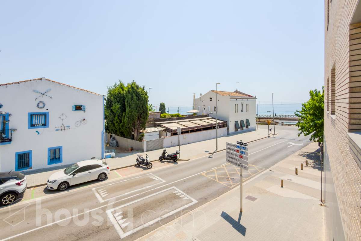 Housfy vende 🏡 luminoso piso ubicado en Montgat, el cuál consta de 51m2 útiles y 25m2 de terraza de uso privativo (verificados con la Dirección General de Catastro). Construido en el año: 2006. VIVIENDA ACTUALMENTE ALQUILADA Distribución de estancias -Salón-comedor -2 Dormitorios -1 Baño -Cocina equipada Características específicas -Cédula de habitabilidad -Ascensor -Aire acondicionado -Calefacción -Terraza Zona y entorno Respecto a la ubicación, se sitúa en Montgat, municipio de Barcelona. Esta propiedad se encuentra cerca de transporte público, colegios, supermercados y farmacias, zona tranquila y próxima al mar. Aviso legal El precio de venta no incluye gastos de la compraventa como notaría, registro, impuestos, ni tampoco honorarios agencia. Esta publicación no es vinculante. Consulta siempre la nota simple con Housfy antes de formalizar la compraventa. Sobre nosotros Housfy es la plataforma integral de servicios inmobiliarios. Nuestra combinación de expertos y tecnología pone al alcance de todo el mundo servicios cómodos, claros y seguros. AICAT número: 7922. Nos encargamos de la gestión y asesoramiento de la compra. ¡Olvídate de todo! Hacemos los trámites por ti. Y, si además necesitas financiación, ponemos a tu disposición un bróker hipotecario para ayudarte a conseguir las mejores condiciones para tu perfil económico. ¿Quieres visitarla? Contacta con Housfy y agenda tu visita sin compromiso. Más información en: housfy.com En cumplimiento de la Ley 8/2026 en Cataluña, el certificado de presencia o ausencia de amianto se encuentra en proceso de tramitación.-11