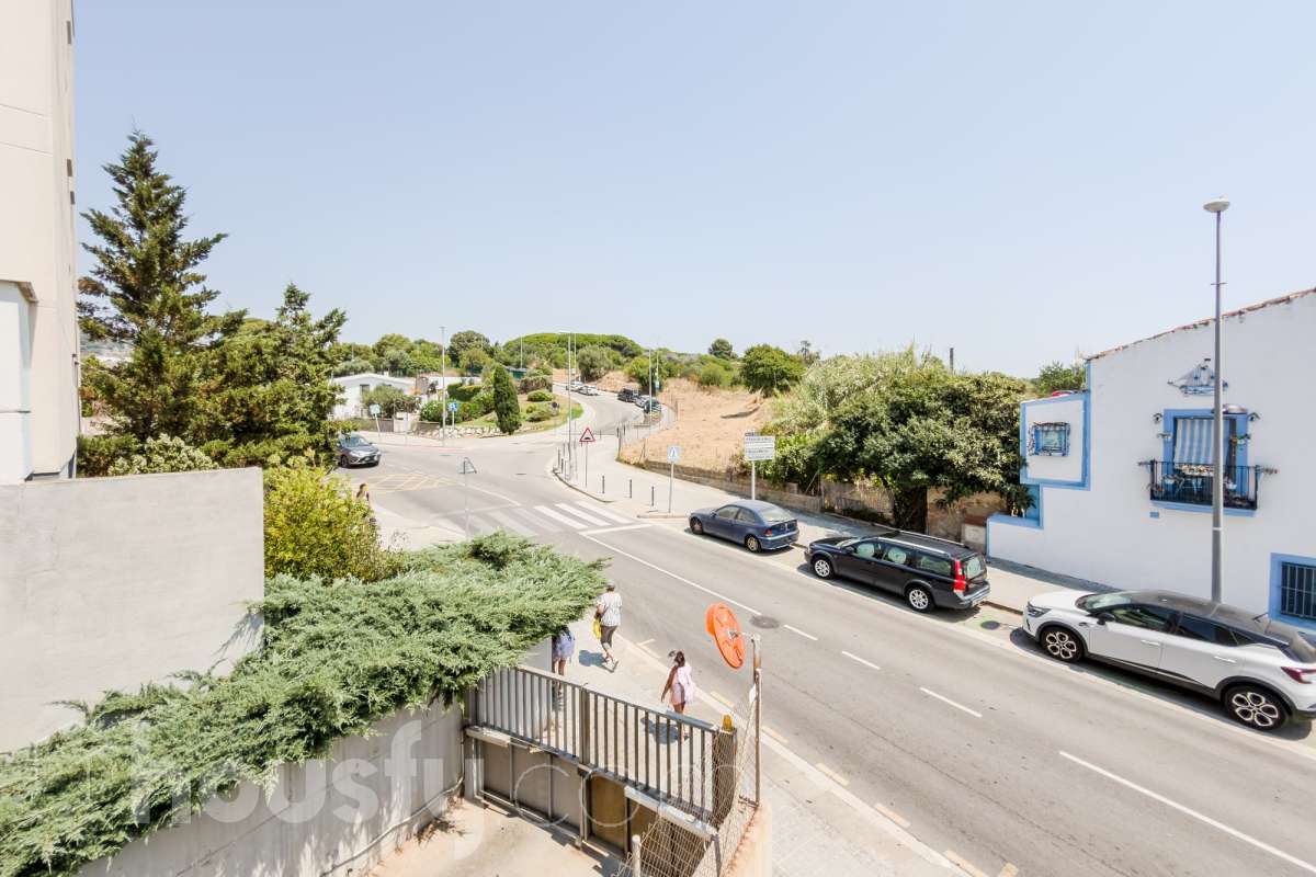 Housfy vende 🏡 luminoso piso ubicado en Montgat, el cuál consta de 51m2 útiles y 25m2 de terraza de uso privativo (verificados con la Dirección General de Catastro). Construido en el año: 2006. VIVIENDA ACTUALMENTE ALQUILADA Distribución de estancias -Salón-comedor -2 Dormitorios -1 Baño -Cocina equipada Características específicas -Cédula de habitabilidad -Ascensor -Aire acondicionado -Calefacción -Terraza Zona y entorno Respecto a la ubicación, se sitúa en Montgat, municipio de Barcelona. Esta propiedad se encuentra cerca de transporte público, colegios, supermercados y farmacias, zona tranquila y próxima al mar. Aviso legal El precio de venta no incluye gastos de la compraventa como notaría, registro, impuestos, ni tampoco honorarios agencia. Esta publicación no es vinculante. Consulta siempre la nota simple con Housfy antes de formalizar la compraventa. Sobre nosotros Housfy es la plataforma integral de servicios inmobiliarios. Nuestra combinación de expertos y tecnología pone al alcance de todo el mundo servicios cómodos, claros y seguros. AICAT número: 7922. Nos encargamos de la gestión y asesoramiento de la compra. ¡Olvídate de todo! Hacemos los trámites por ti. Y, si además necesitas financiación, ponemos a tu disposición un bróker hipotecario para ayudarte a conseguir las mejores condiciones para tu perfil económico. ¿Quieres visitarla? Contacta con Housfy y agenda tu visita sin compromiso. Más información en: housfy.com En cumplimiento de la Ley 8/2026 en Cataluña, el certificado de presencia o ausencia de amianto se encuentra en proceso de tramitación.-20