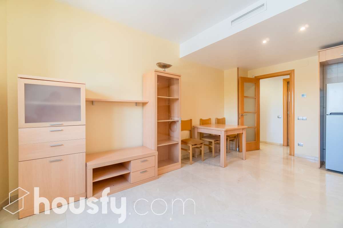 Housfy vende 🏡 luminoso piso ubicado en Montgat, el cuál consta de 51m2 útiles y 25m2 de terraza de uso privativo (verificados con la Dirección General de Catastro). Construido en el año: 2006. VIVIENDA ACTUALMENTE ALQUILADA Distribución de estancias -Salón-comedor -2 Dormitorios -1 Baño -Cocina equipada Características específicas -Cédula de habitabilidad -Ascensor -Aire acondicionado -Calefacción -Terraza Zona y entorno Respecto a la ubicación, se sitúa en Montgat, municipio de Barcelona. Esta propiedad se encuentra cerca de transporte público, colegios, supermercados y farmacias, zona tranquila y próxima al mar. Aviso legal El precio de venta no incluye gastos de la compraventa como notaría, registro, impuestos, ni tampoco honorarios agencia. Esta publicación no es vinculante. Consulta siempre la nota simple con Housfy antes de formalizar la compraventa. Sobre nosotros Housfy es la plataforma integral de servicios inmobiliarios. Nuestra combinación de expertos y tecnología pone al alcance de todo el mundo servicios cómodos, claros y seguros. AICAT número: 7922. Nos encargamos de la gestión y asesoramiento de la compra. ¡Olvídate de todo! Hacemos los trámites por ti. Y, si además necesitas financiación, ponemos a tu disposición un bróker hipotecario para ayudarte a conseguir las mejores condiciones para tu perfil económico. ¿Quieres visitarla? Contacta con Housfy y agenda tu visita sin compromiso. Más información en: housfy.com En cumplimiento de la Ley 8/2026 en Cataluña, el certificado de presencia o ausencia de amianto se encuentra en proceso de tramitación.-5