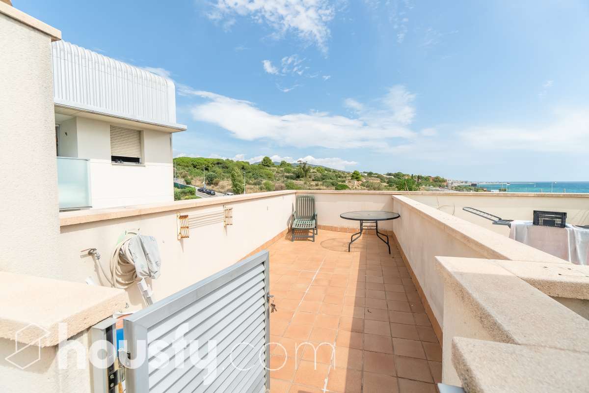 Housfy vende 🏡 luminoso piso ubicado en Montgat, el cuál consta de 51m2 útiles y 25m2 de terraza de uso privativo (verificados con la Dirección General de Catastro). Construido en el año: 2006. VIVIENDA ACTUALMENTE ALQUILADA Distribución de estancias -Salón-comedor -2 Dormitorios -1 Baño -Cocina equipada Características específicas -Cédula de habitabilidad -Ascensor -Aire acondicionado -Calefacción -Terraza Zona y entorno Respecto a la ubicación, se sitúa en Montgat, municipio de Barcelona. Esta propiedad se encuentra cerca de transporte público, colegios, supermercados y farmacias, zona tranquila y próxima al mar. Aviso legal El precio de venta no incluye gastos de la compraventa como notaría, registro, impuestos, ni tampoco honorarios agencia. Esta publicación no es vinculante. Consulta siempre la nota simple con Housfy antes de formalizar la compraventa. Sobre nosotros Housfy es la plataforma integral de servicios inmobiliarios. Nuestra combinación de expertos y tecnología pone al alcance de todo el mundo servicios cómodos, claros y seguros. AICAT número: 7922. Nos encargamos de la gestión y asesoramiento de la compra. ¡Olvídate de todo! Hacemos los trámites por ti. Y, si además necesitas financiación, ponemos a tu disposición un bróker hipotecario para ayudarte a conseguir las mejores condiciones para tu perfil económico. ¿Quieres visitarla? Contacta con Housfy y agenda tu visita sin compromiso. Más información en: housfy.com En cumplimiento de la Ley 8/2026 en Cataluña, el certificado de presencia o ausencia de amianto se encuentra en proceso de tramitación.-18