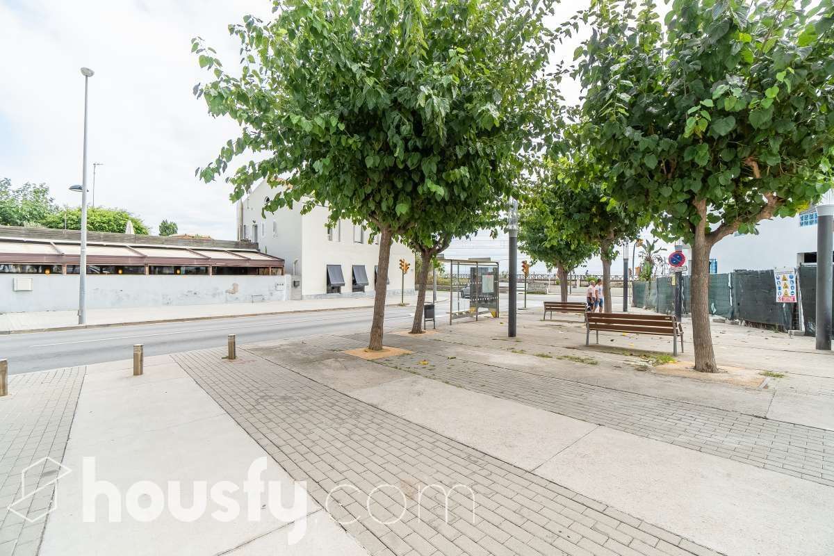 Housfy vende 🏡 luminoso piso ubicado en Montgat, el cuál consta de 51m2 útiles y 25m2 de terraza de uso privativo (verificados con la Dirección General de Catastro). Construido en el año: 2006. VIVIENDA ACTUALMENTE ALQUILADA Distribución de estancias -Salón-comedor -2 Dormitorios -1 Baño -Cocina equipada Características específicas -Cédula de habitabilidad -Ascensor -Aire acondicionado -Calefacción -Terraza Zona y entorno Respecto a la ubicación, se sitúa en Montgat, municipio de Barcelona. Esta propiedad se encuentra cerca de transporte público, colegios, supermercados y farmacias, zona tranquila y próxima al mar. Aviso legal El precio de venta no incluye gastos de la compraventa como notaría, registro, impuestos, ni tampoco honorarios agencia. Esta publicación no es vinculante. Consulta siempre la nota simple con Housfy antes de formalizar la compraventa. Sobre nosotros Housfy es la plataforma integral de servicios inmobiliarios. Nuestra combinación de expertos y tecnología pone al alcance de todo el mundo servicios cómodos, claros y seguros. AICAT número: 7922. Nos encargamos de la gestión y asesoramiento de la compra. ¡Olvídate de todo! Hacemos los trámites por ti. Y, si además necesitas financiación, ponemos a tu disposición un bróker hipotecario para ayudarte a conseguir las mejores condiciones para tu perfil económico. ¿Quieres visitarla? Contacta con Housfy y agenda tu visita sin compromiso. Más información en: housfy.com En cumplimiento de la Ley 8/2026 en Cataluña, el certificado de presencia o ausencia de amianto se encuentra en proceso de tramitación.-22