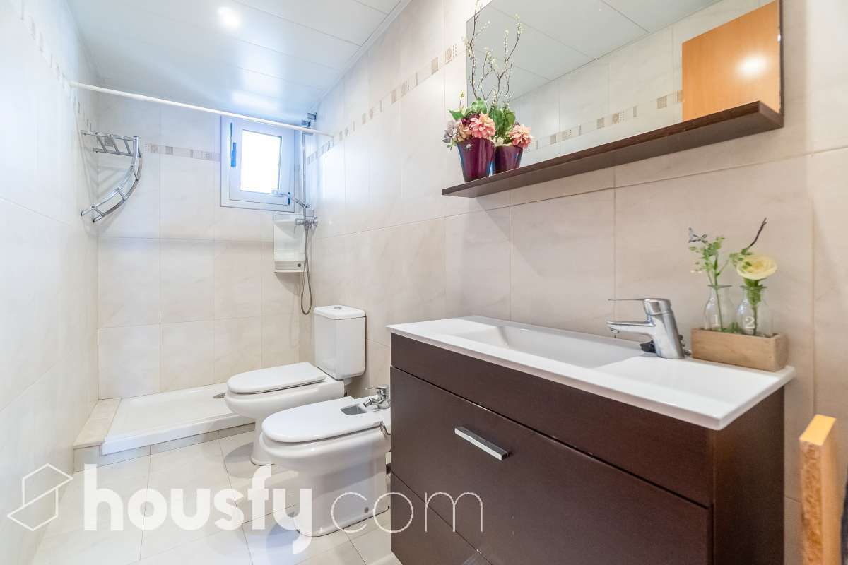 Housfy vende 🏡 luminoso piso ubicado en Montgat, el cuál consta de 51m2 útiles y 25m2 de terraza de uso privativo (verificados con la Dirección General de Catastro). Construido en el año: 2006. VIVIENDA ACTUALMENTE ALQUILADA Distribución de estancias -Salón-comedor -2 Dormitorios -1 Baño -Cocina equipada Características específicas -Cédula de habitabilidad -Ascensor -Aire acondicionado -Calefacción -Terraza Zona y entorno Respecto a la ubicación, se sitúa en Montgat, municipio de Barcelona. Esta propiedad se encuentra cerca de transporte público, colegios, supermercados y farmacias, zona tranquila y próxima al mar. Aviso legal El precio de venta no incluye gastos de la compraventa como notaría, registro, impuestos, ni tampoco honorarios agencia. Esta publicación no es vinculante. Consulta siempre la nota simple con Housfy antes de formalizar la compraventa. Sobre nosotros Housfy es la plataforma integral de servicios inmobiliarios. Nuestra combinación de expertos y tecnología pone al alcance de todo el mundo servicios cómodos, claros y seguros. AICAT número: 7922. Nos encargamos de la gestión y asesoramiento de la compra. ¡Olvídate de todo! Hacemos los trámites por ti. Y, si además necesitas financiación, ponemos a tu disposición un bróker hipotecario para ayudarte a conseguir las mejores condiciones para tu perfil económico. ¿Quieres visitarla? Contacta con Housfy y agenda tu visita sin compromiso. Más información en: housfy.com En cumplimiento de la Ley 8/2026 en Cataluña, el certificado de presencia o ausencia de amianto se encuentra en proceso de tramitación.-12