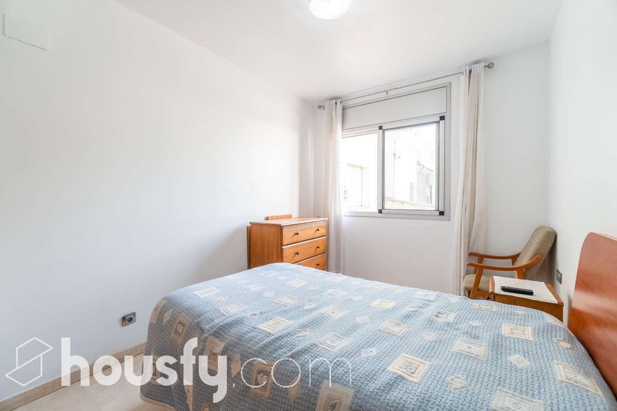 Housfy vende 🏡 luminoso piso ubicado en Montgat, el cuál consta de 51m2 útiles y 25m2 de terraza de uso privativo (verificados con la Dirección General de Catastro). Construido en el año: 2006. VIVIENDA ACTUALMENTE ALQUILADA Distribución de estancias -Salón-comedor -2 Dormitorios -1 Baño -Cocina equipada Características específicas -Cédula de habitabilidad -Ascensor -Aire acondicionado -Calefacción -Terraza Zona y entorno Respecto a la ubicación, se sitúa en Montgat, municipio de Barcelona. Esta propiedad se encuentra cerca de transporte público, colegios, supermercados y farmacias, zona tranquila y próxima al mar. Aviso legal El precio de venta no incluye gastos de la compraventa como notaría, registro, impuestos, ni tampoco honorarios agencia. Esta publicación no es vinculante. Consulta siempre la nota simple con Housfy antes de formalizar la compraventa. Sobre nosotros Housfy es la plataforma integral de servicios inmobiliarios. Nuestra combinación de expertos y tecnología pone al alcance de todo el mundo servicios cómodos, claros y seguros. AICAT número: 7922. Nos encargamos de la gestión y asesoramiento de la compra. ¡Olvídate de todo! Hacemos los trámites por ti. Y, si además necesitas financiación, ponemos a tu disposición un bróker hipotecario para ayudarte a conseguir las mejores condiciones para tu perfil económico. ¿Quieres visitarla? Contacta con Housfy y agenda tu visita sin compromiso. Más información en: housfy.com En cumplimiento de la Ley 8/2026 en Cataluña, el certificado de presencia o ausencia de amianto se encuentra en proceso de tramitación.-10